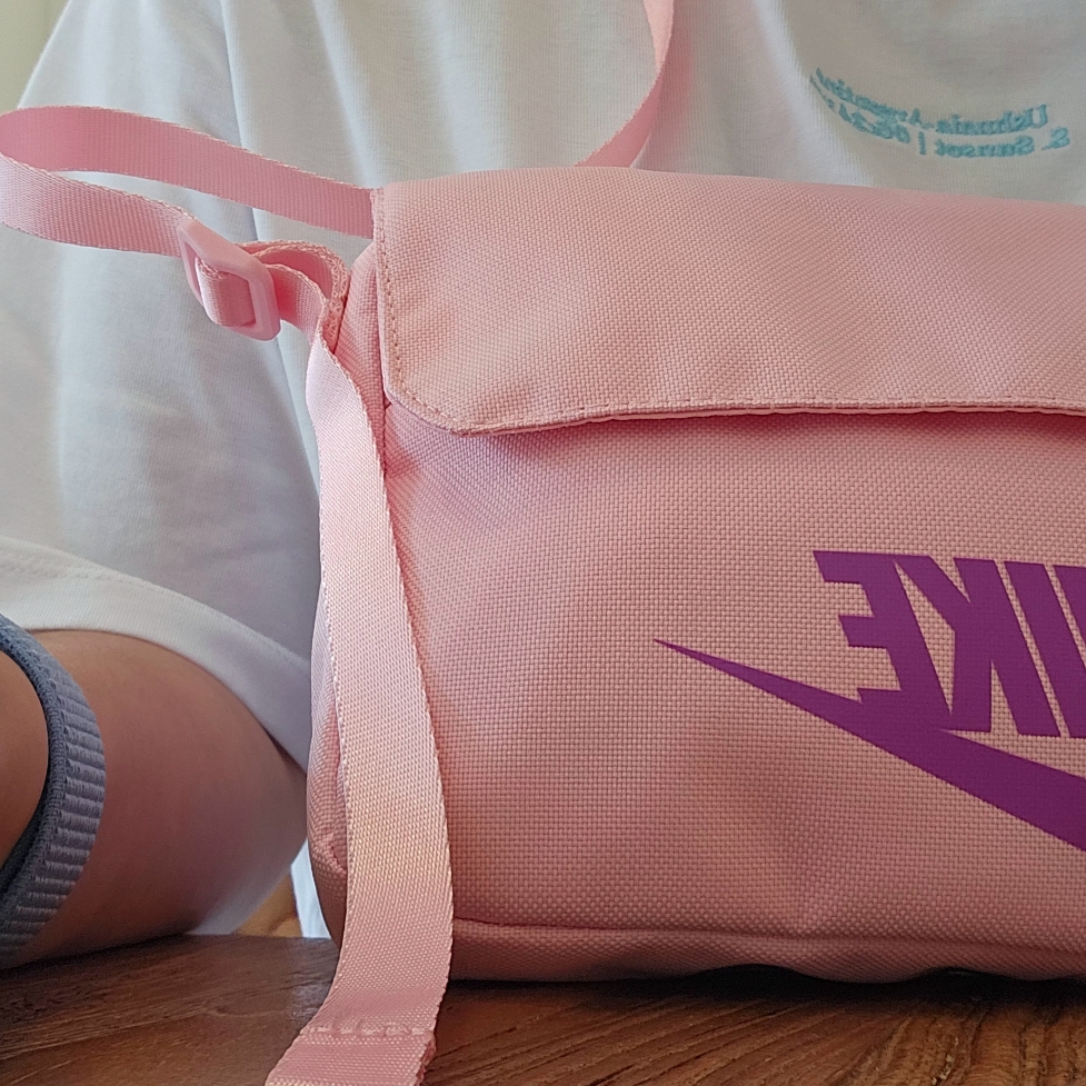 Oofos OOriginal Eggnog & Chalk, Nike NSW Futura 365 Crossbody Bag 3L Medium Soft Pink 착용 스타일 - 3