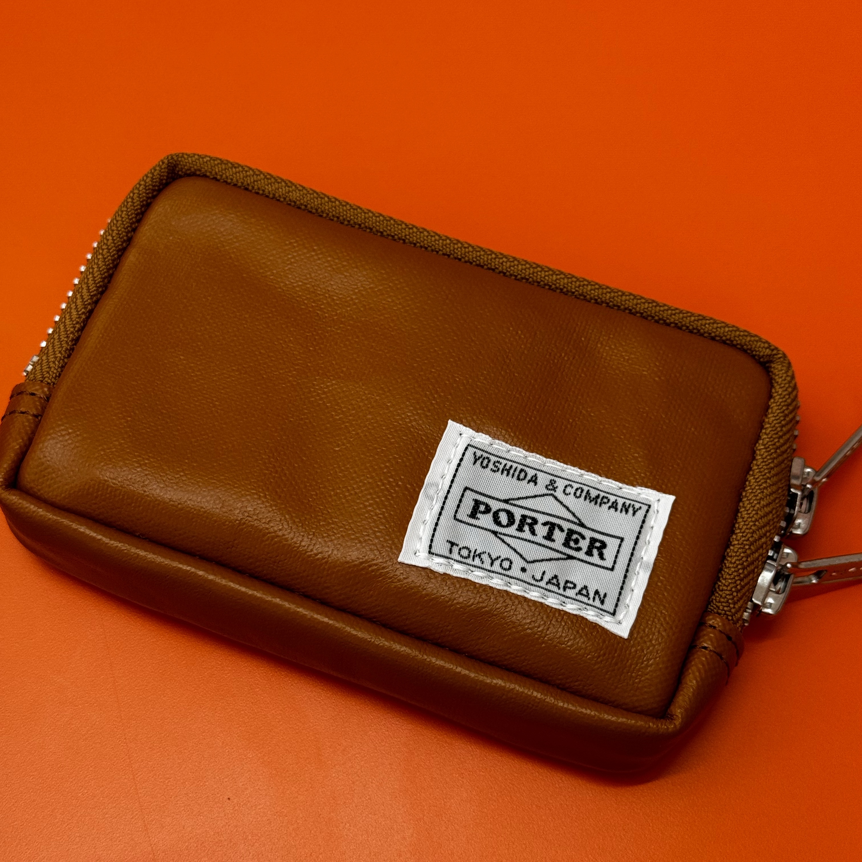 Porter Freestyle Multi Coin Case Camel 착용 스타일