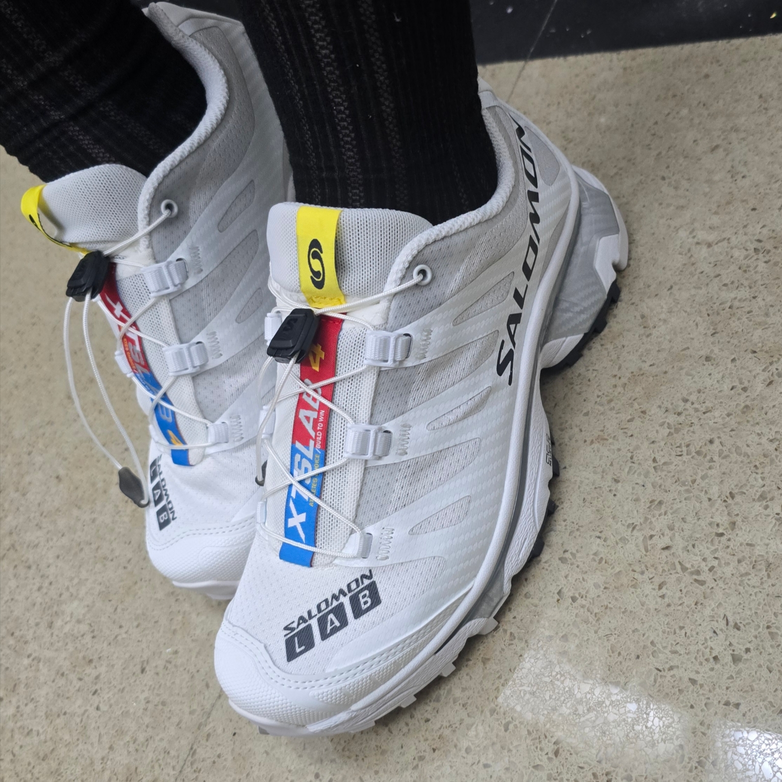 Salomon XT-4 White Lunar Rock 착용 스타일