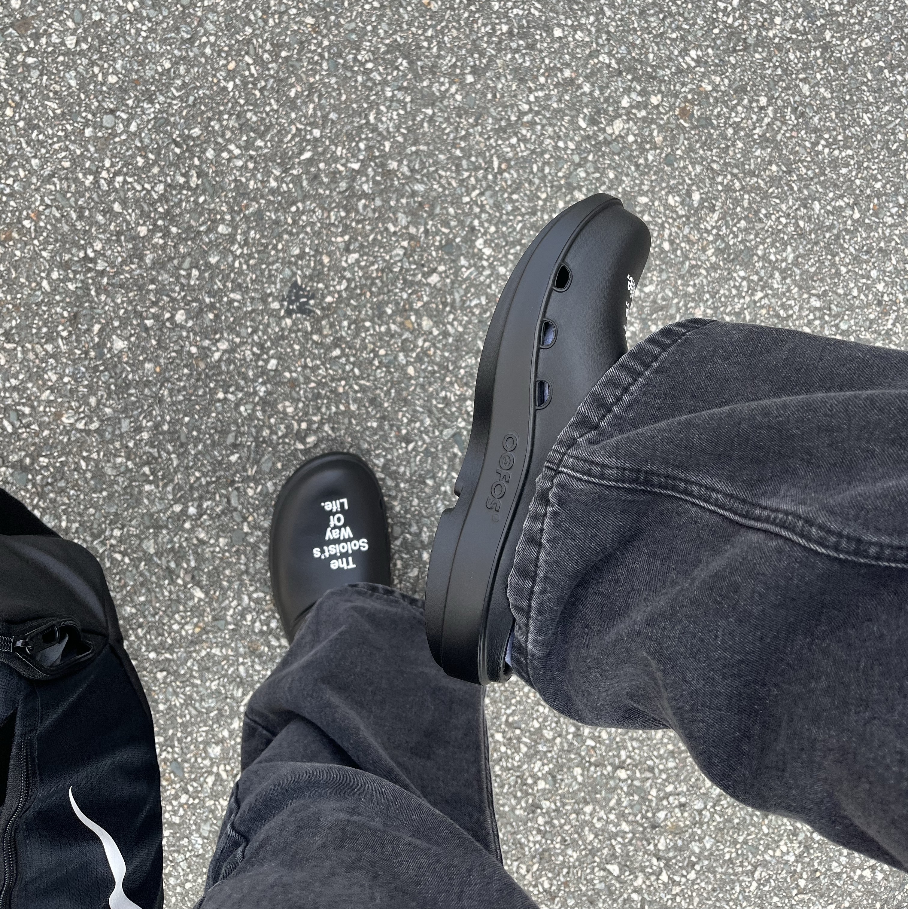 Oofos x Takahiromiyashita The Soloist The Soloist's Way Of Life Clog Black White 착용 스타일 - 1