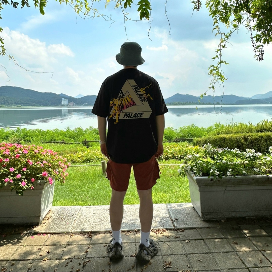 Nike Apex Denim Bucket Hat Aegean Storm Thunder Blue, Palace Korea Tri-Ferg T-Shirt Black - 24SS 착용 스타일 - 1