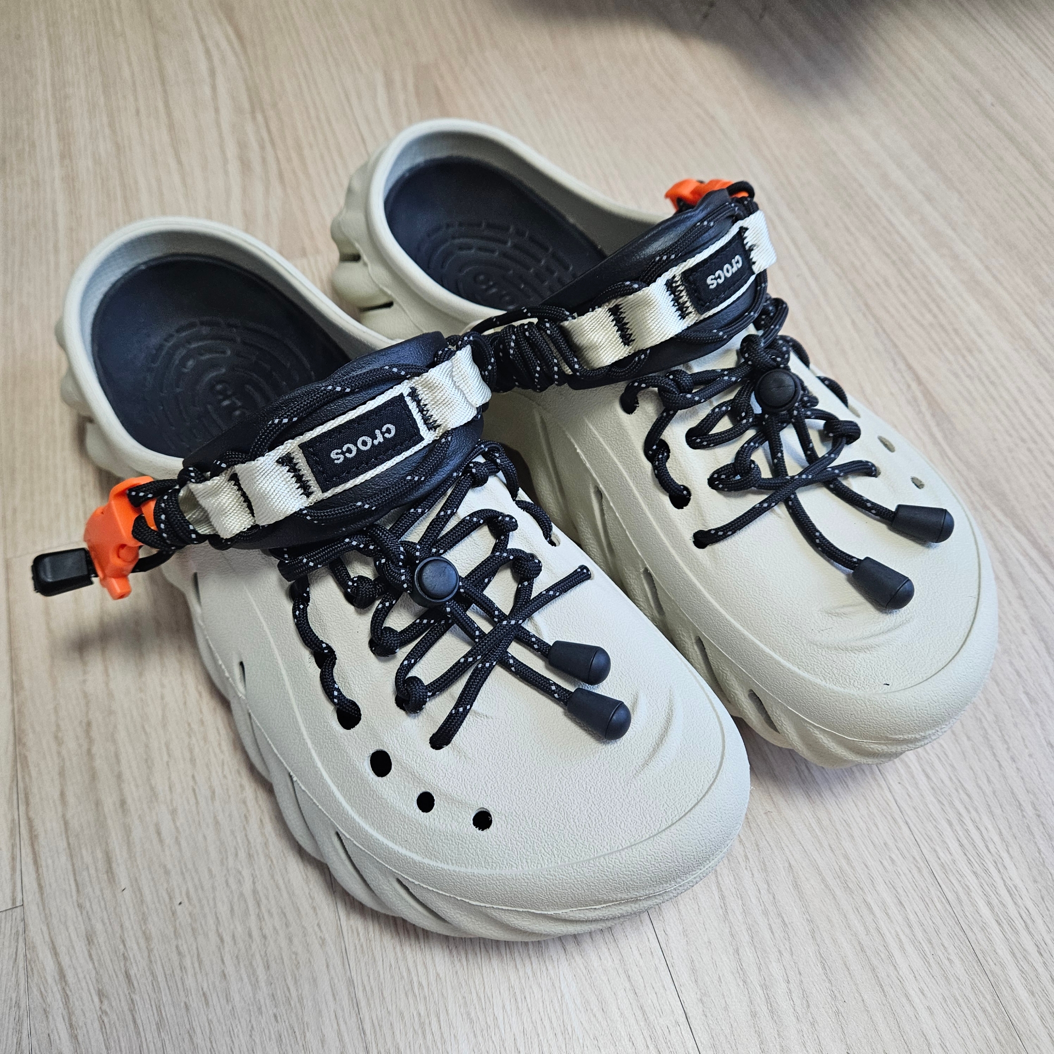 Crocs Echo Clog Bone Black 착용 스타일