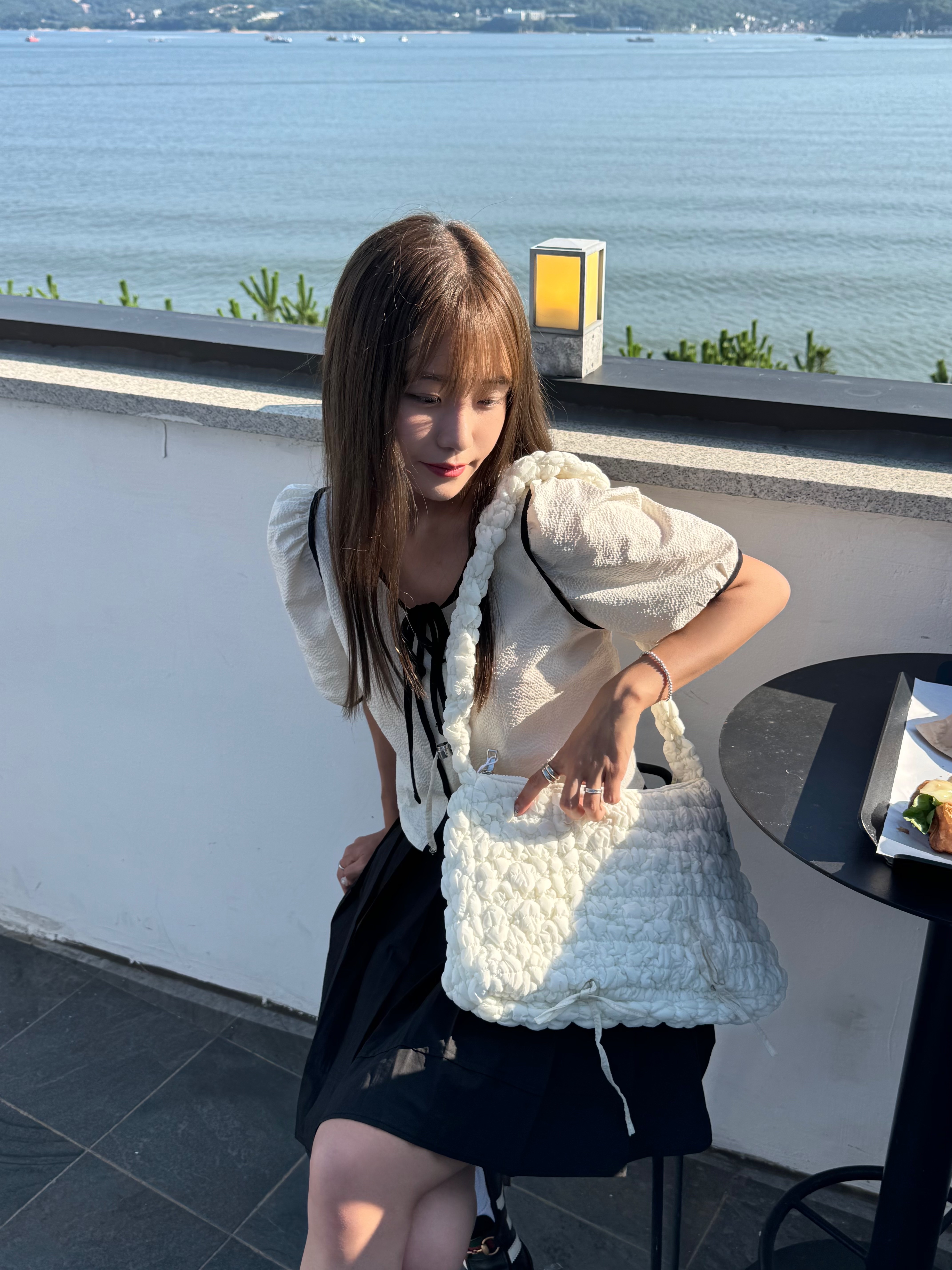 Anoetic Anc Ribbon Cloud Bag Ivory, (W) Gucci x Adidas Loafers Black 착용 스타일 - 3