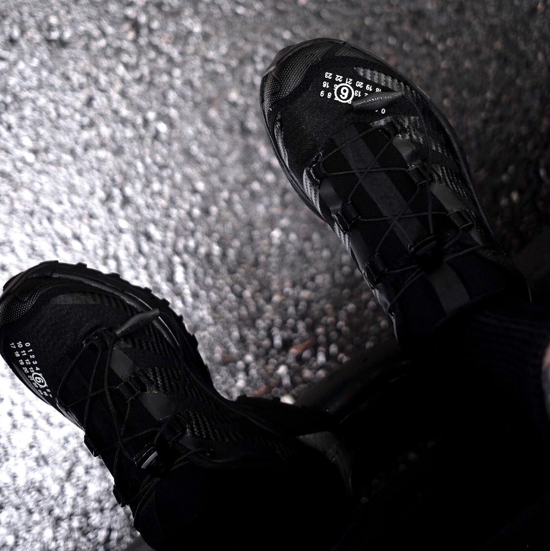 Salomon x MM6 Maison Margiela XT-4 Mule Black 착용 스타일 - 3