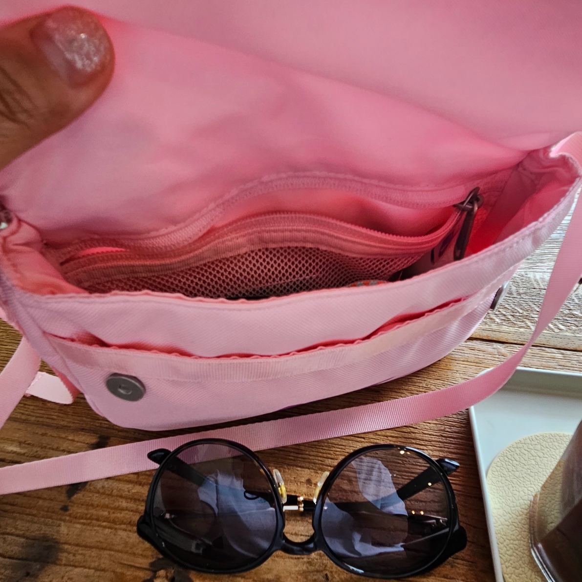 Oofos OOriginal Eggnog & Chalk, Nike NSW Futura 365 Crossbody Bag 3L Medium Soft Pink 착용 스타일 - 6