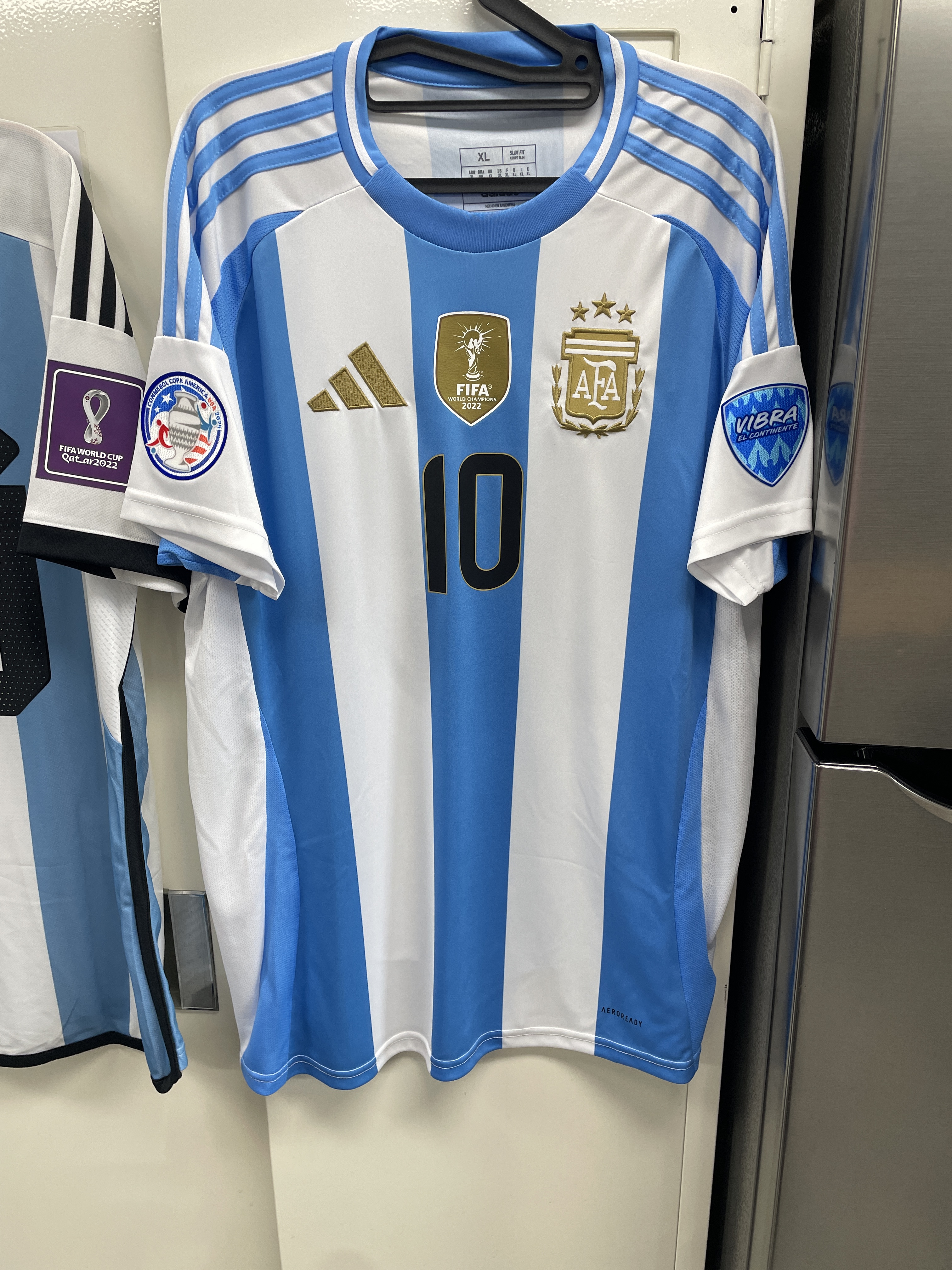 Adidas Argentina Home Jersey 2022 White Light Blue - KR Sizing (Non Marking Ver.), Adidas Argentina 2024 Home Jersey White Blue Burst - KR Sizing (Non Marking Ver.) 착용 스타일 - 3