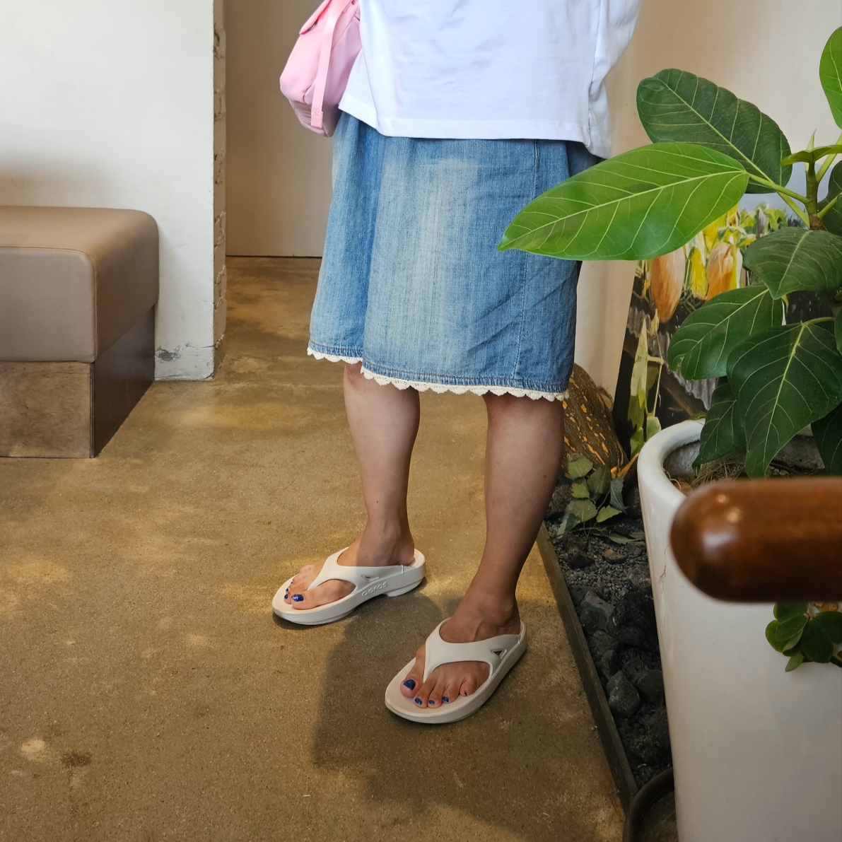 Oofos OOriginal Eggnog & Chalk, Nike NSW Futura 365 Crossbody Bag 3L Medium Soft Pink 착용 스타일 - 1