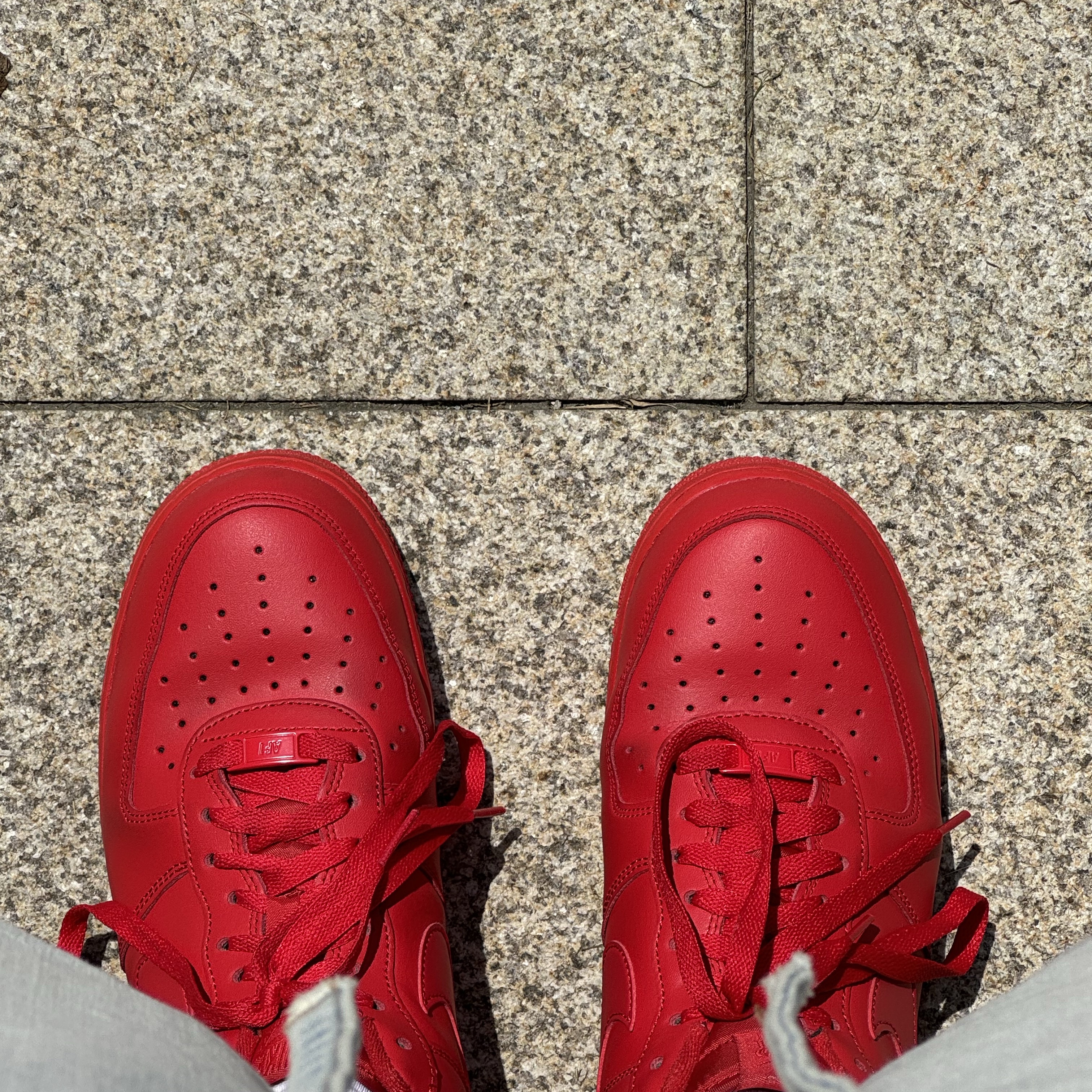 Nike Air Force 1 '07 LV8 Low 1 Triple Red, Zara Utility Pocket Jeans Black 착용 스타일 - 1