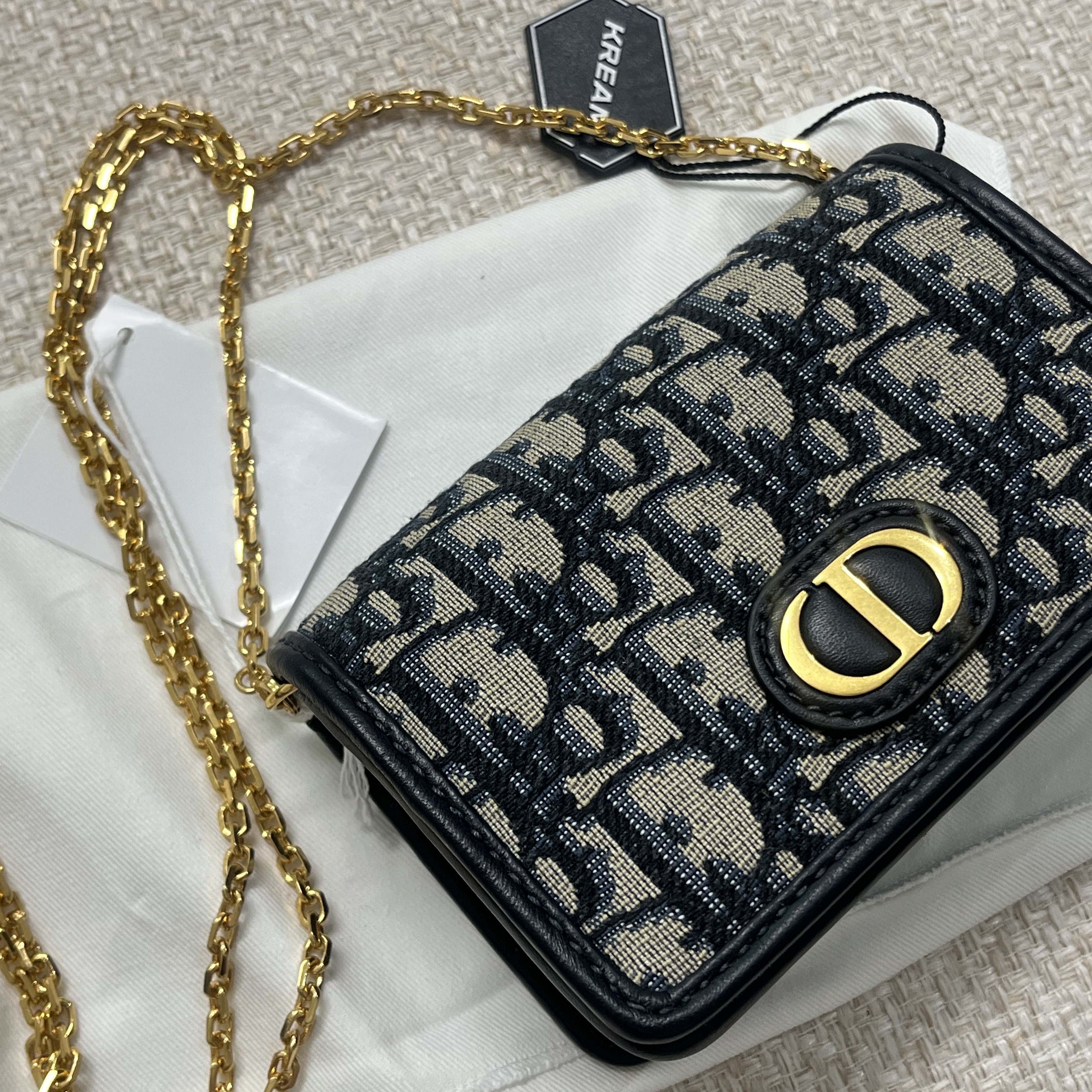 Dior 30 Montaigne Nano Pouch Blue Dior Oblique Jacquard 착용 스타일 - 1