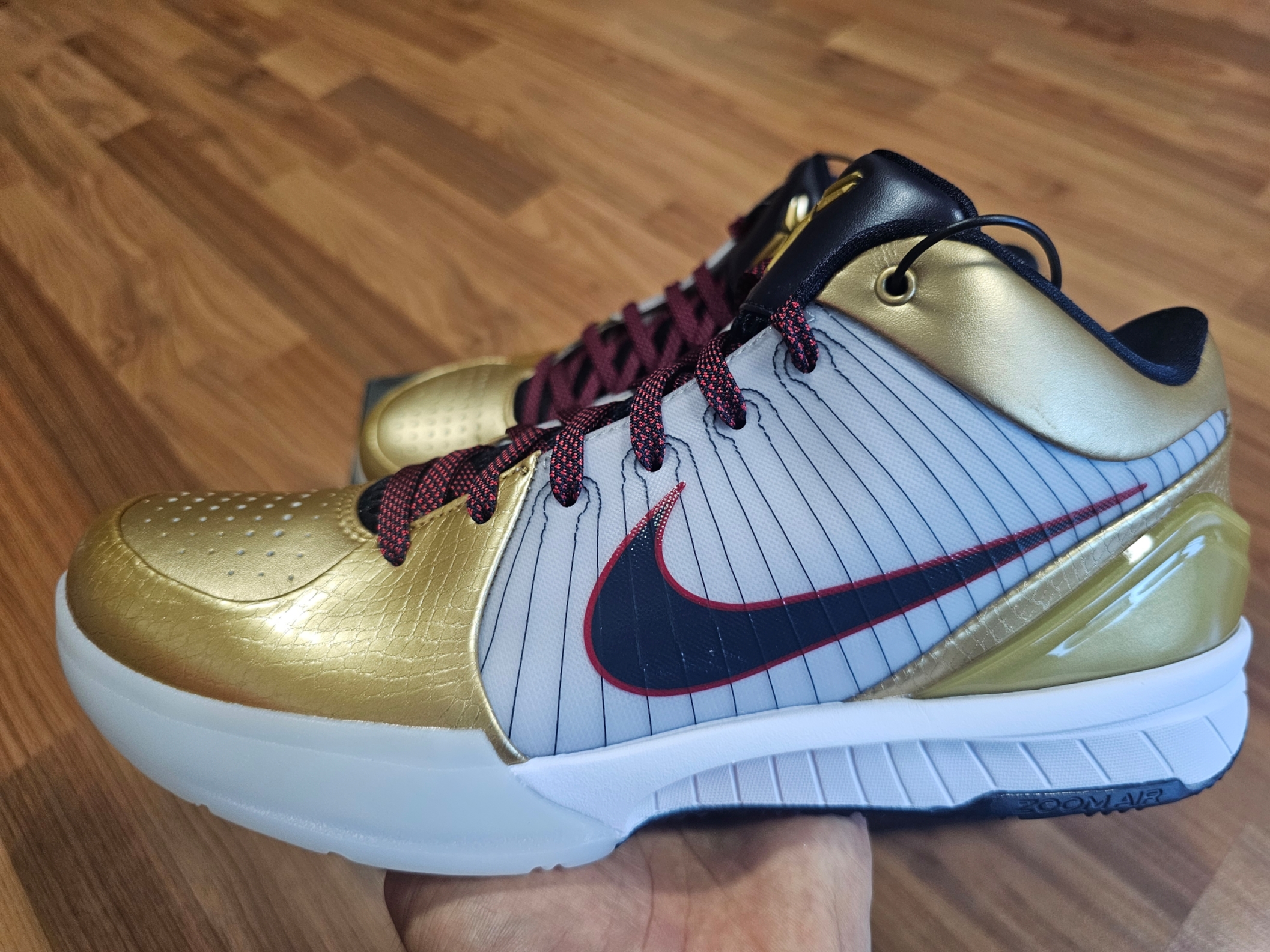 Nike Kobe 4 Protro Metallic Gold and Dark Obsidian 착용 스타일 - 4