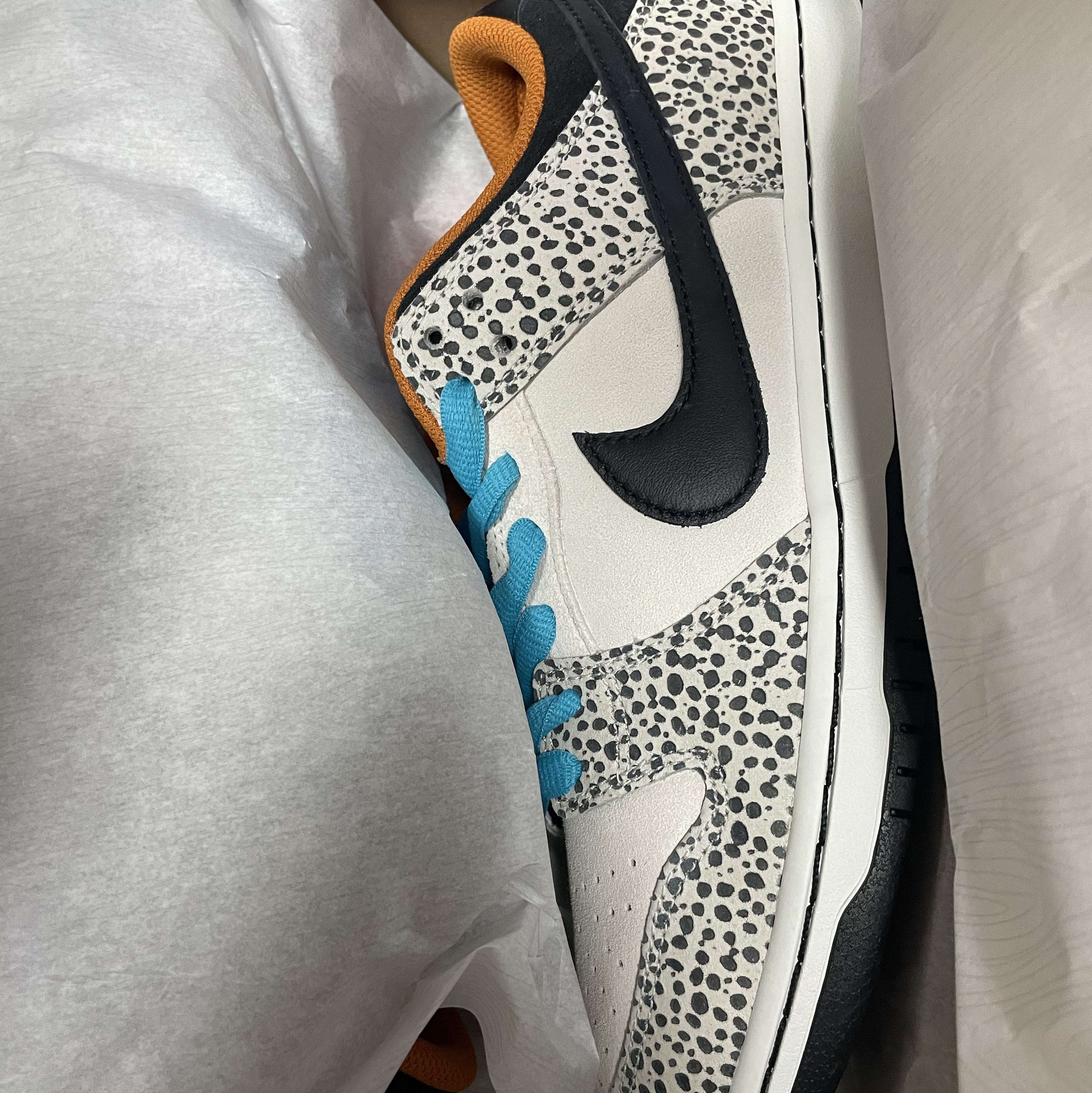 Nike SB Dunk Low Pro Electric Phantom and Black 착용 스타일