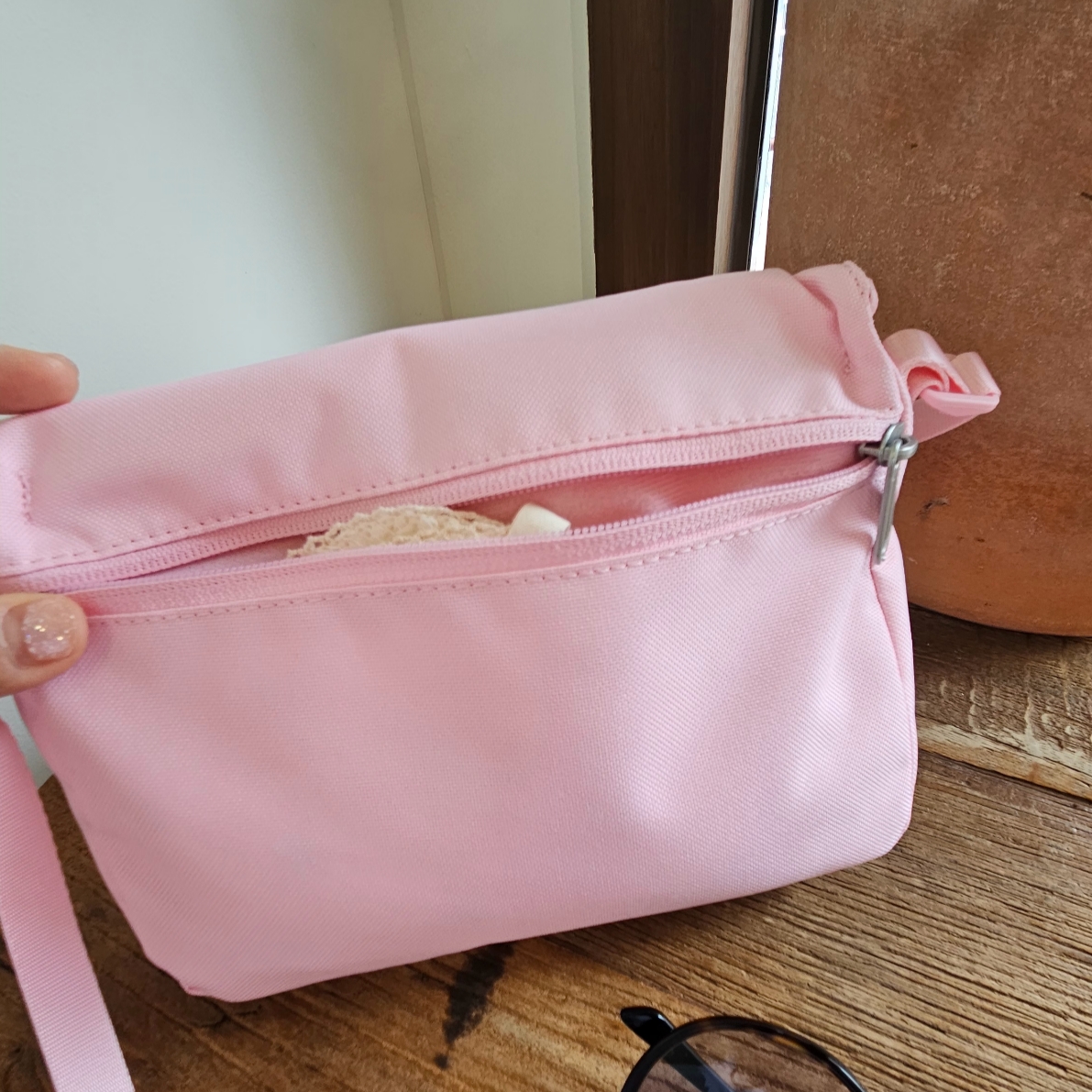 Oofos OOriginal Eggnog & Chalk, Nike NSW Futura 365 Crossbody Bag 3L Medium Soft Pink 착용 스타일 - 5