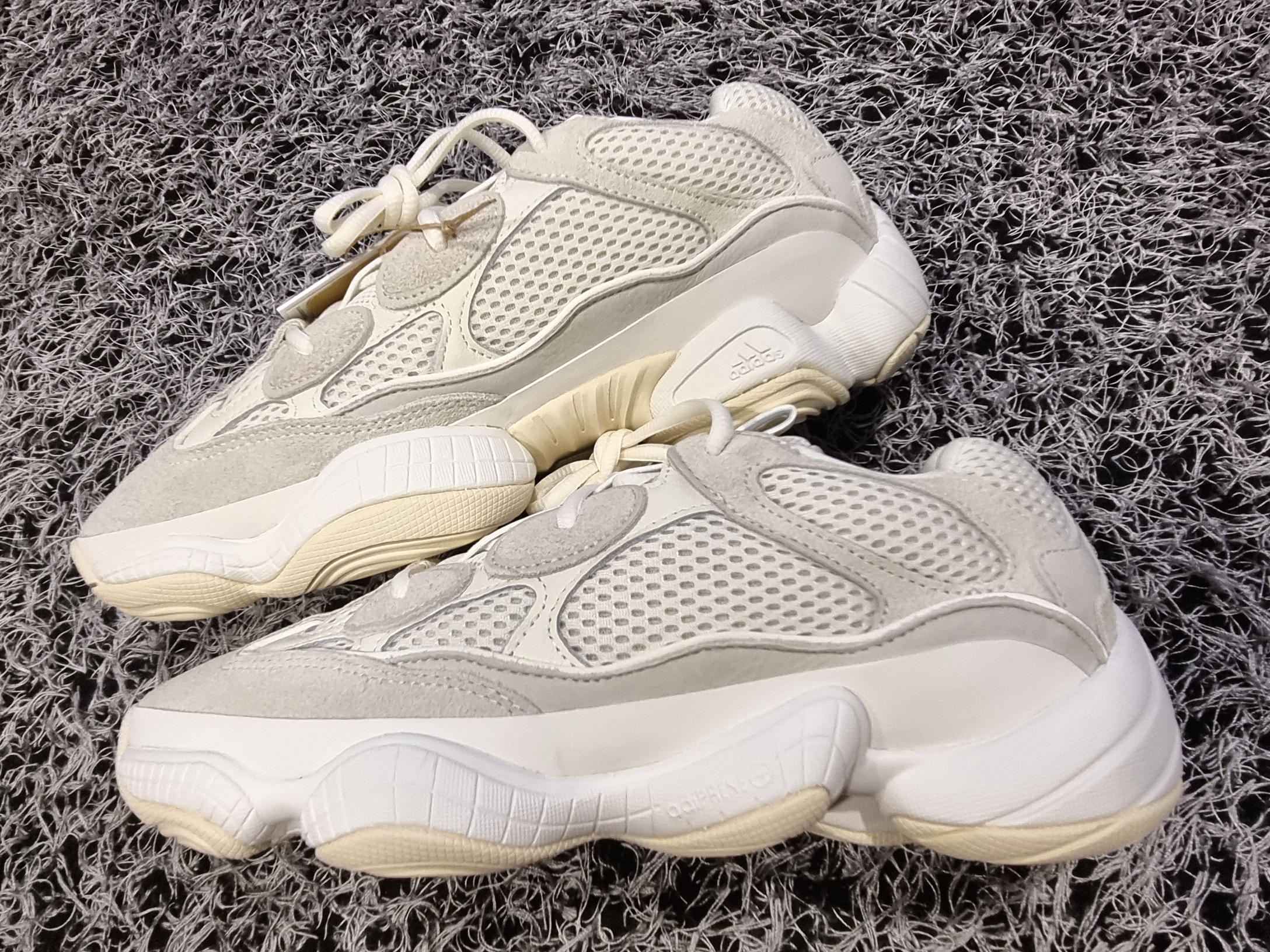 Adidas Yeezy 500 Bone White 착용 스타일 - 3