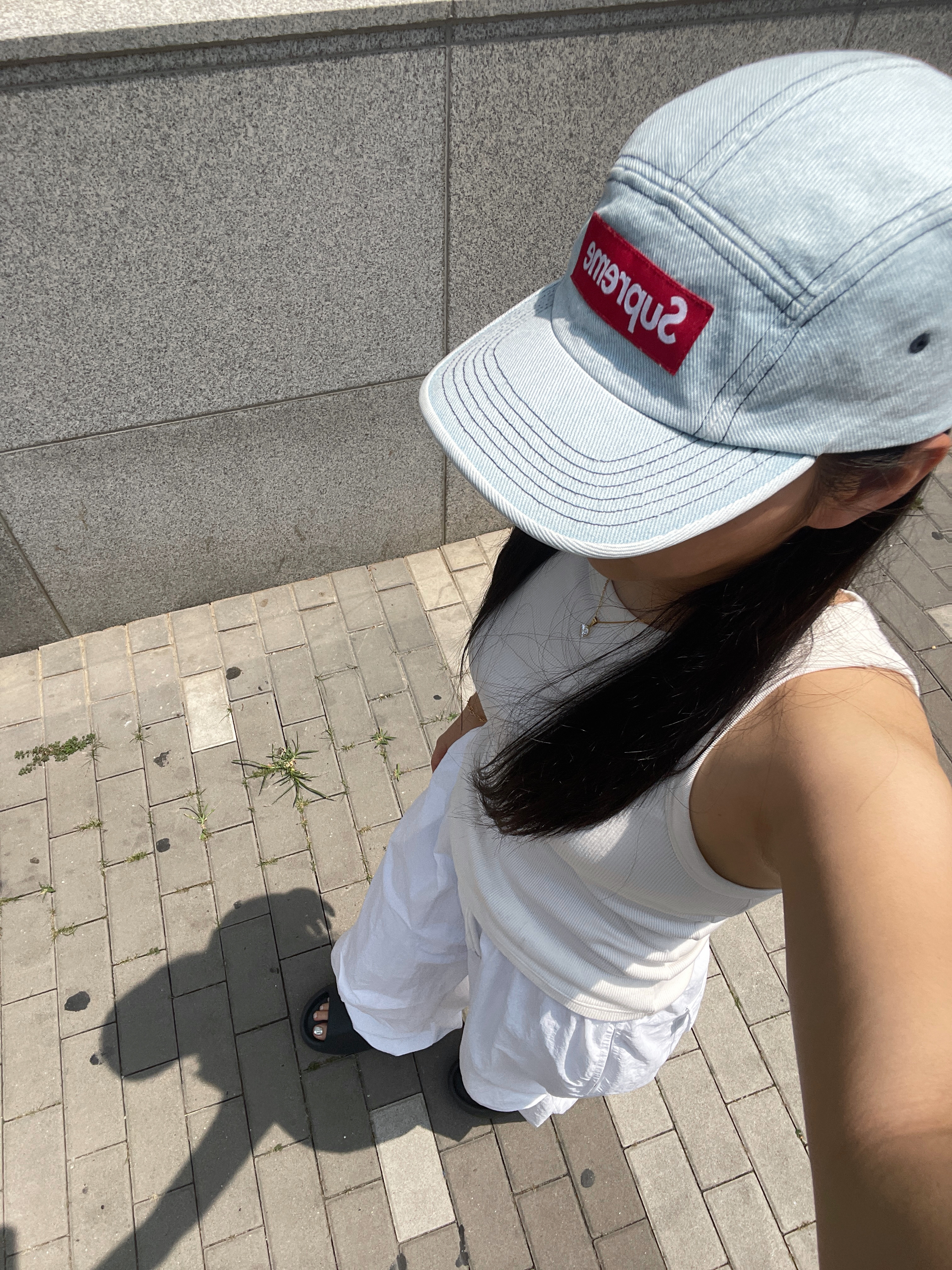 Supreme Denim Camp Cap Washed Blue - 22FW, Adidas Yeezy Slide Onyx 착용 스타일 - 1
