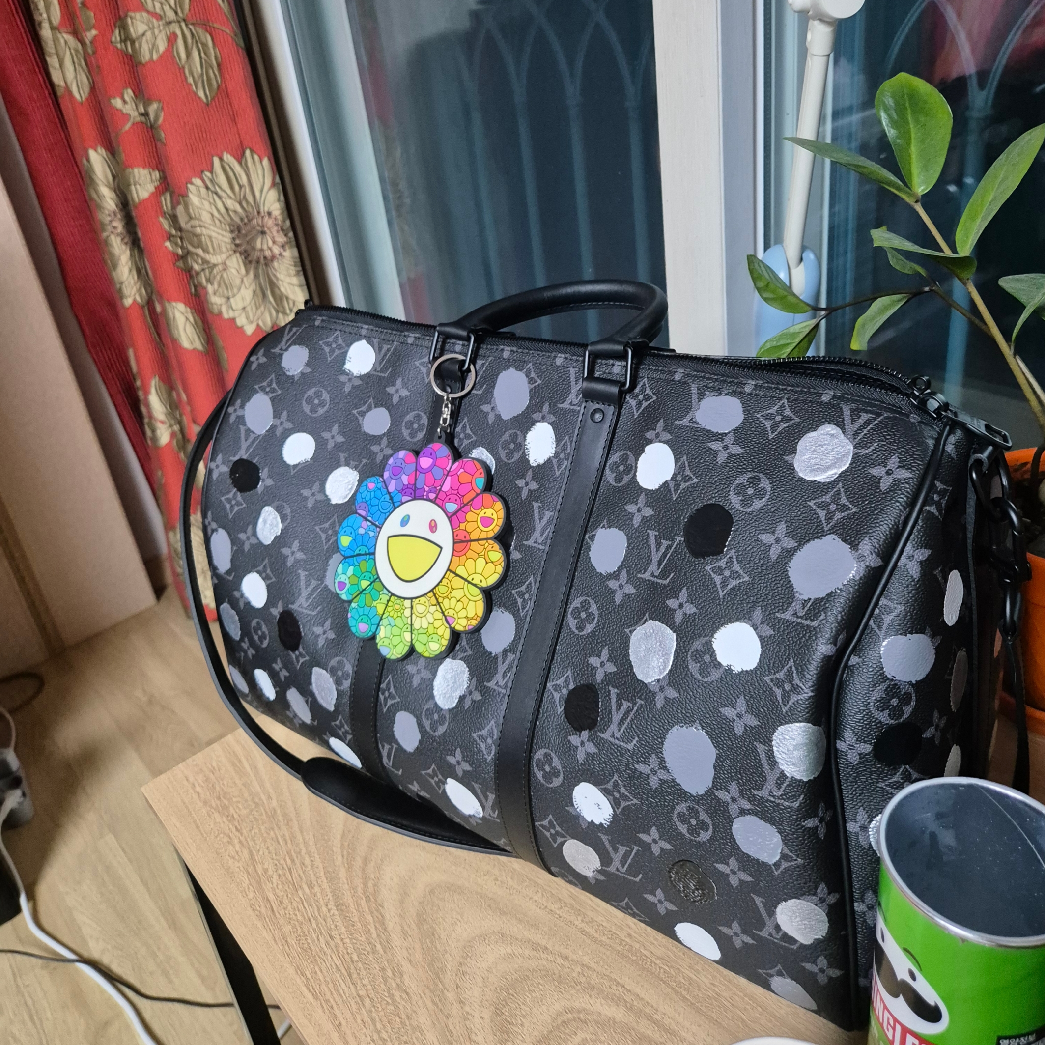 Kaikai Kiki Flower Rubber Keyring Over The Rainbow, Louis Vuitton x YK Keepall 55 Black 착용 스타일