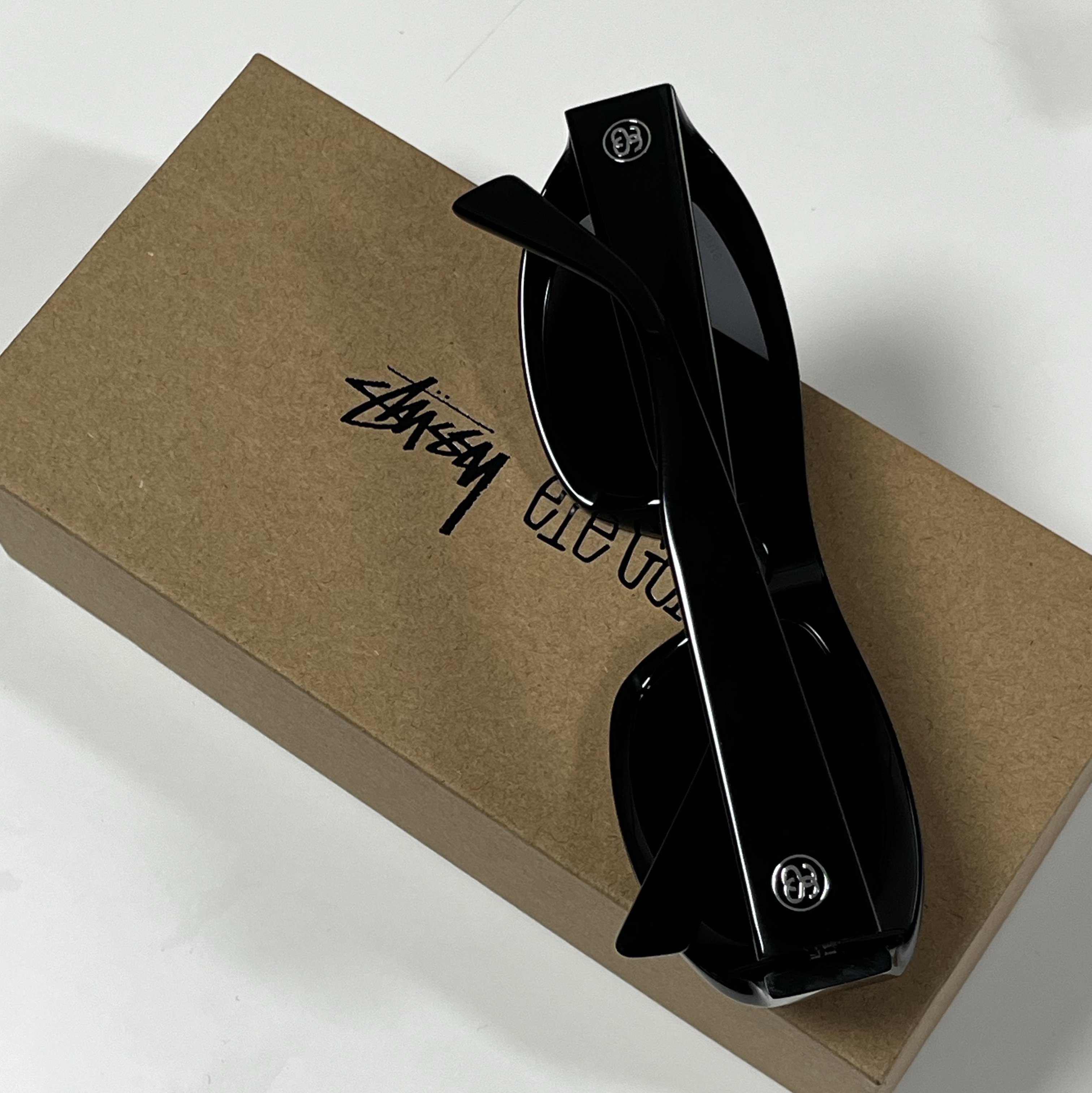 Stussy Landon Sunglasses Black Black Lens 착용 스타일 - 3