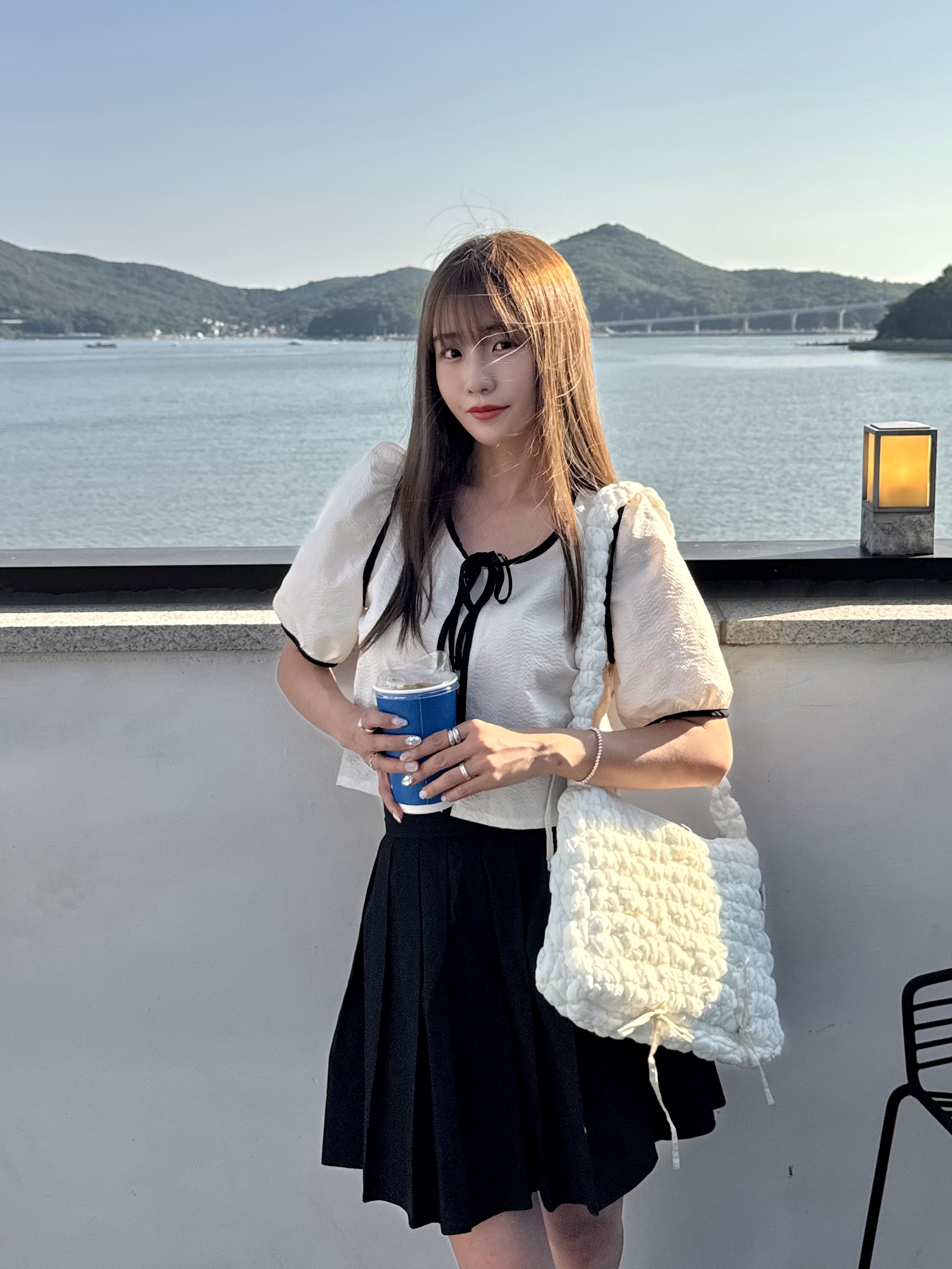 Anoetic Anc Ribbon Cloud Bag Ivory, (W) Gucci x Adidas Loafers Black 착용 스타일 - 1