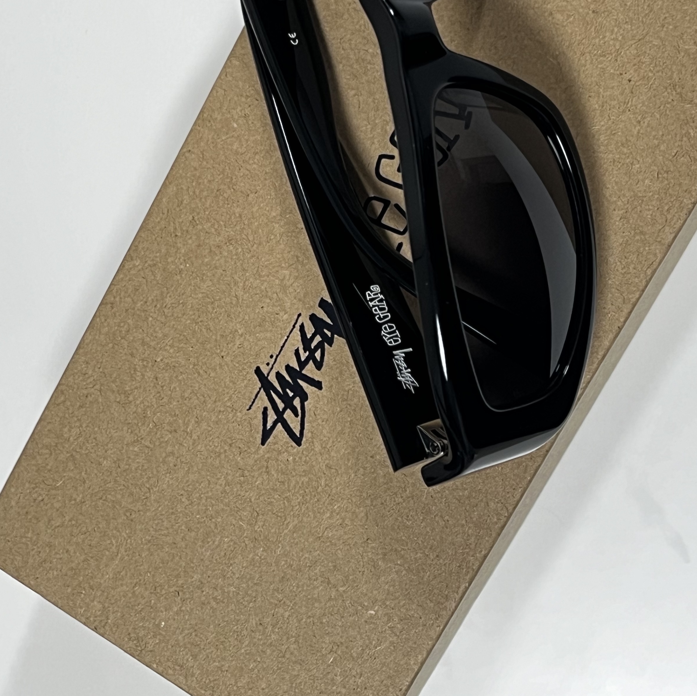 Stussy Landon Sunglasses Black Black Lens 착용 스타일 - 2