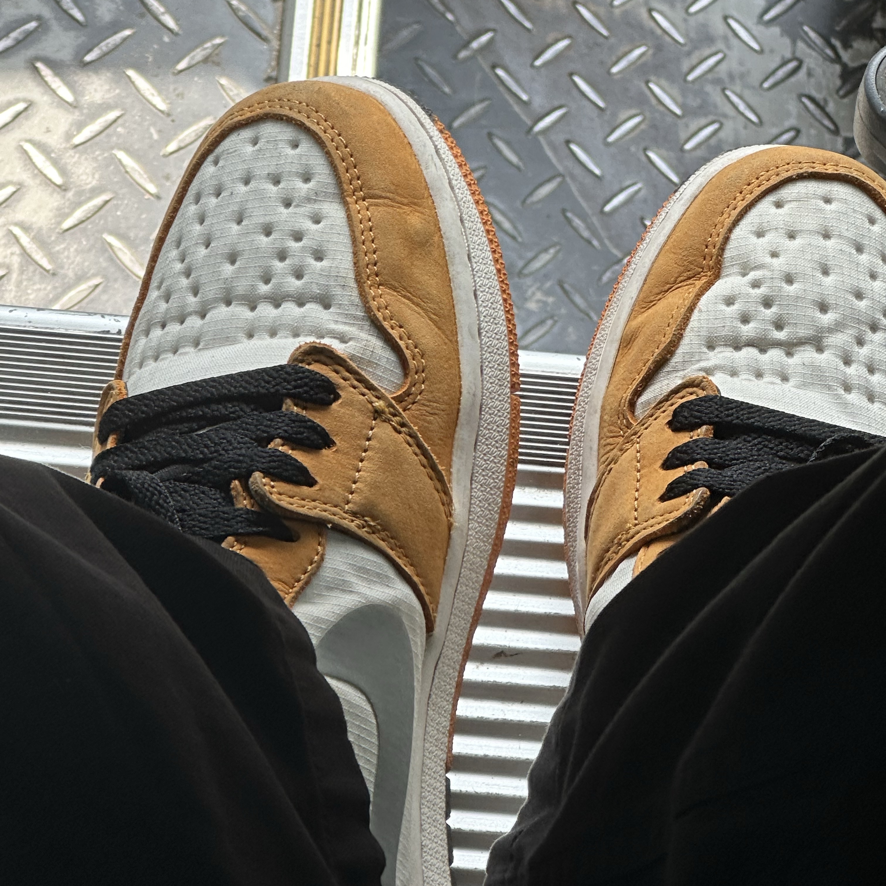Jordan 1 Element Gore-Tex Light Curry 착용 스타일 - 1