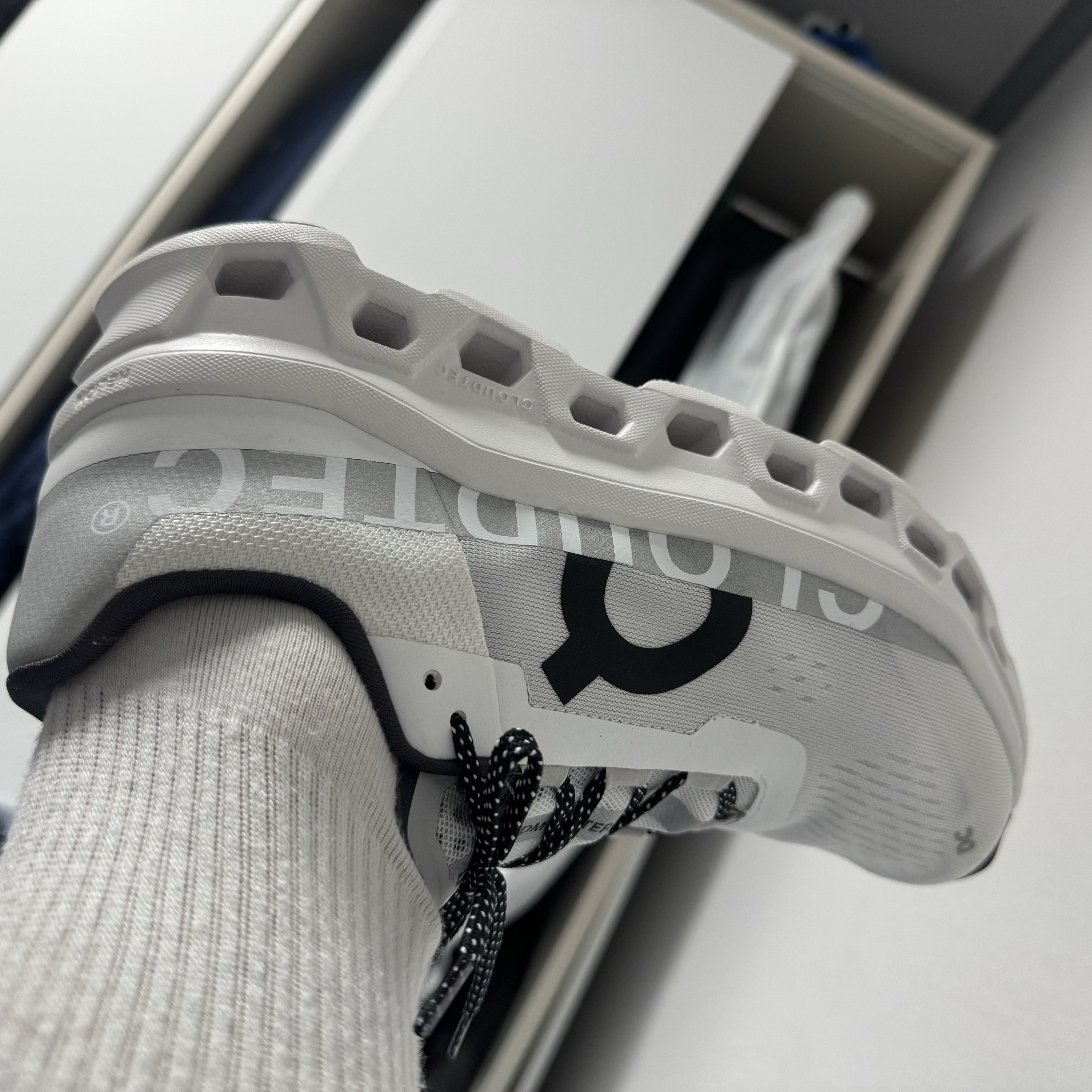 On Running Cloudmonster All White 착용 스타일
