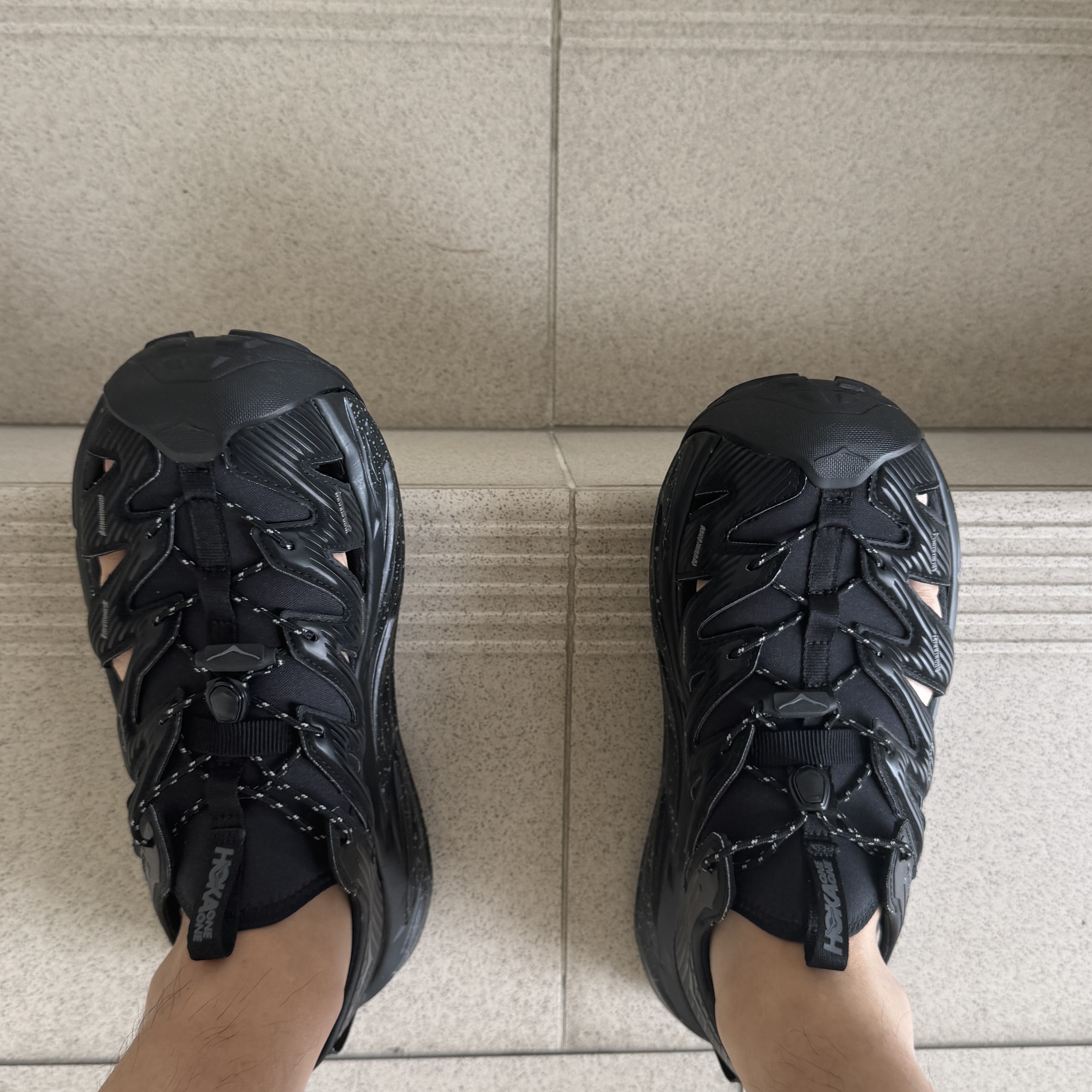 Hoka Hopara Black Castle Rock 착용 스타일