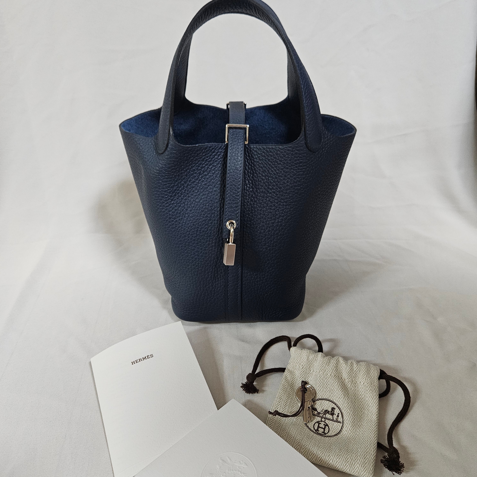 Hermes Picotin Lock 18 Bag Clemence & Palladium Bleu de Prusse 착용 스타일 - 1