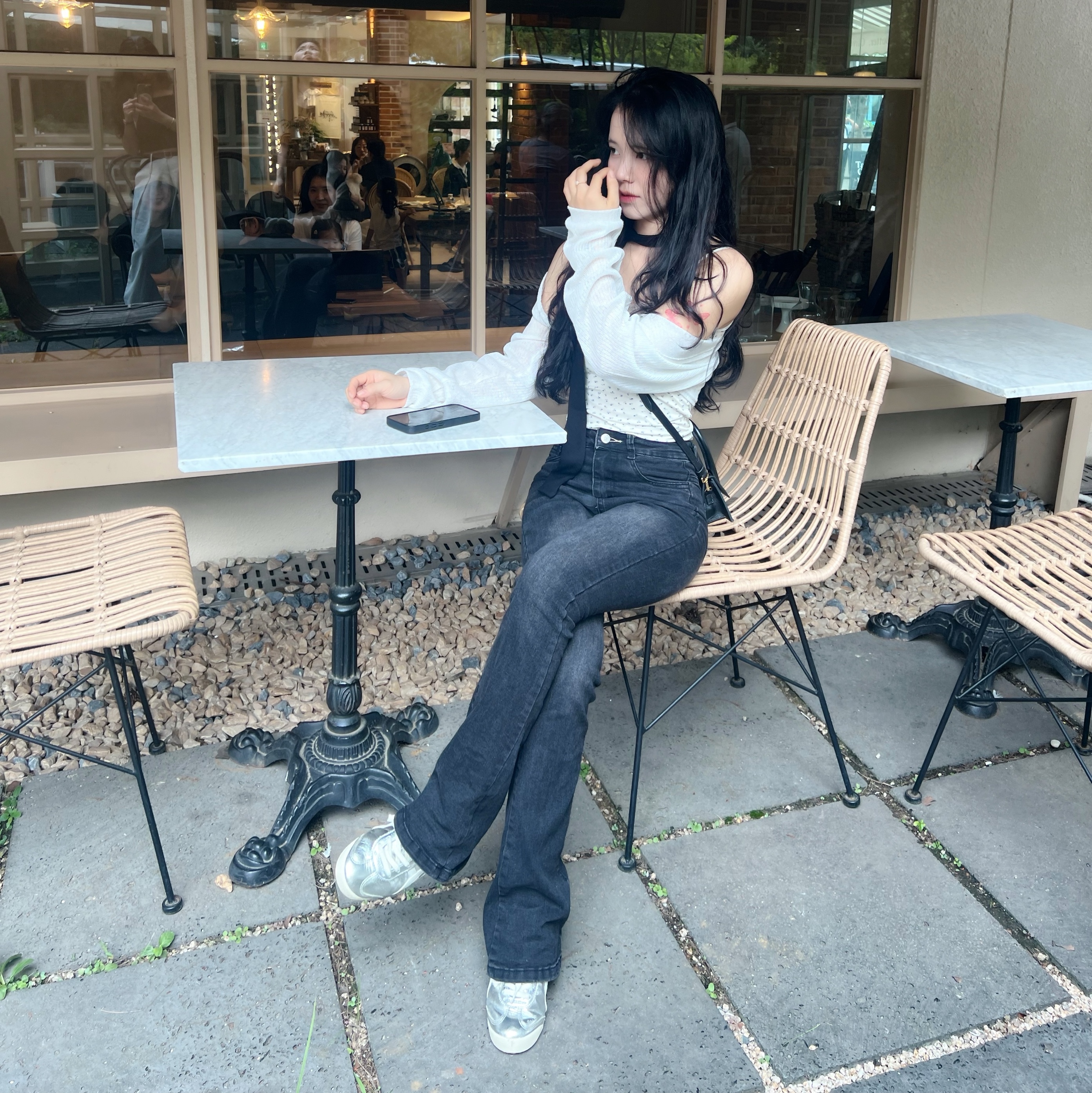 Jacquemus Le Chiquito Signature Leather Mini Handbag Black, Onitsuka Tiger Mexico 66 Silver Off White 착용 스타일 - 5