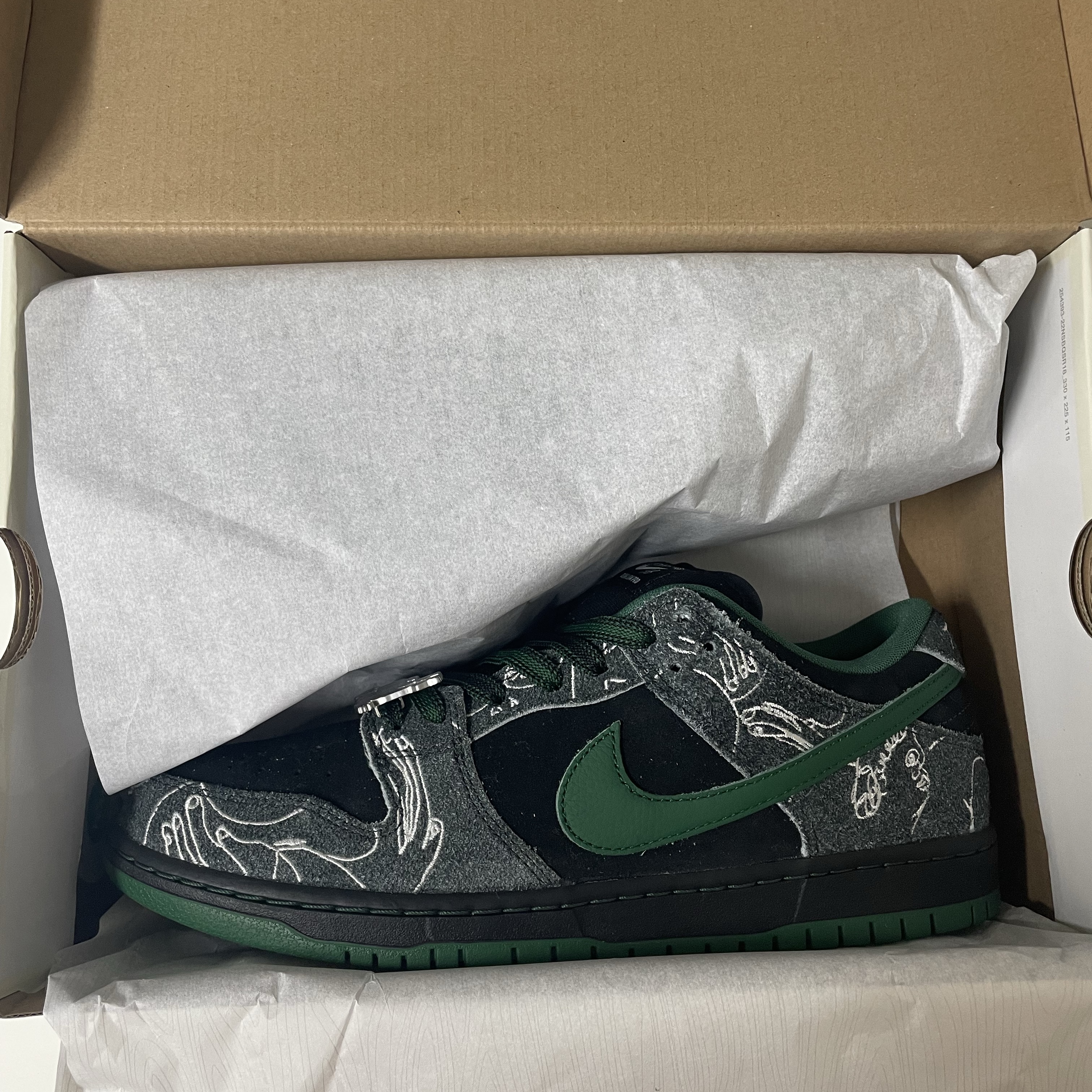 Nike x There SB Dunk Low Pro Anthracite and Gorge Green 착용 스타일