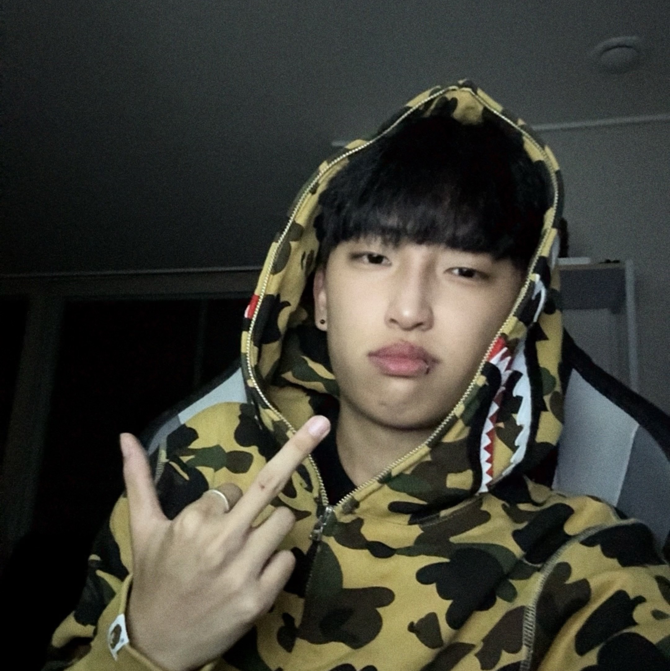 BAPE 1st Camo Shark Full Zip Hoodie Yellow 착용 스타일