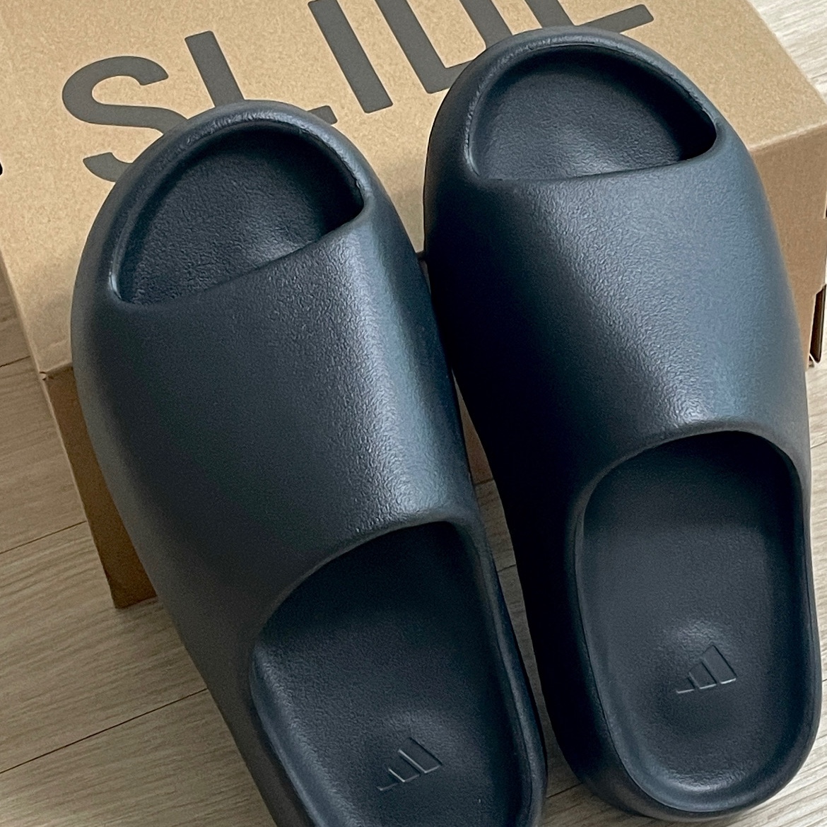 Adidas Yeezy Slide Onyx 착용 스타일