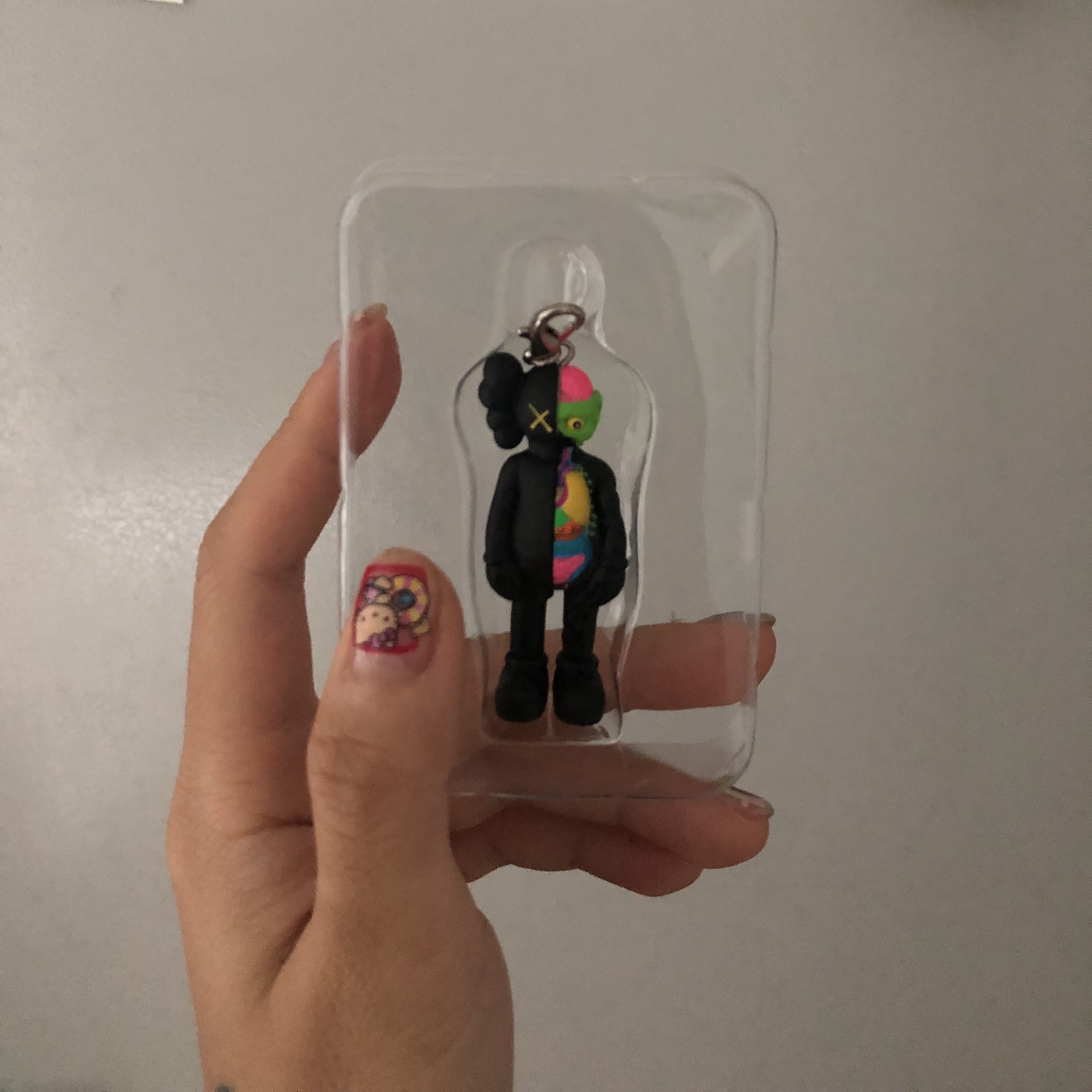 Kaws Tokyo First Companion Flayed Keychain Black 착용 스타일