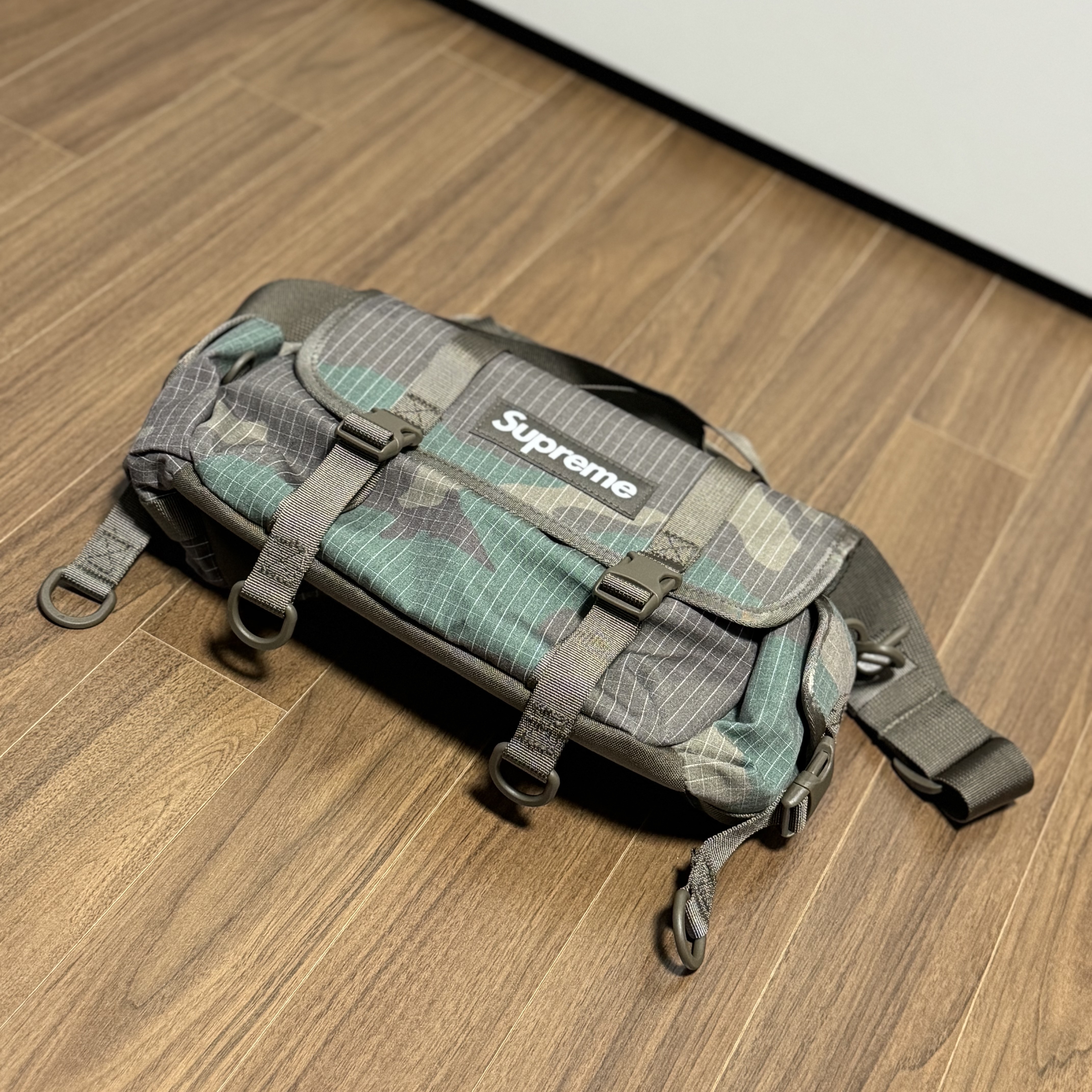 Supreme Mini Duffle Bag Woodland Camo - 24SS 착용 스타일