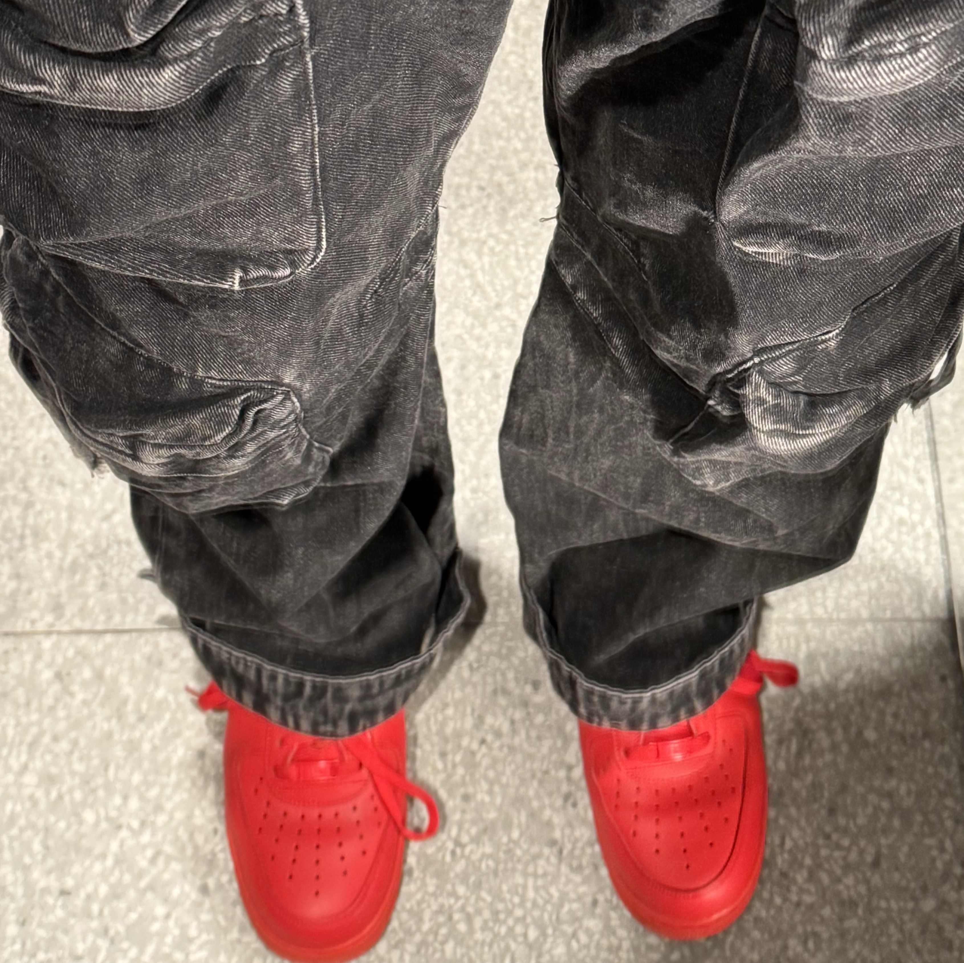 Nike Air Force 1 '07 LV8 Low 1 Triple Red, Zara Utility Pocket Jeans Black 착용 스타일 - 2