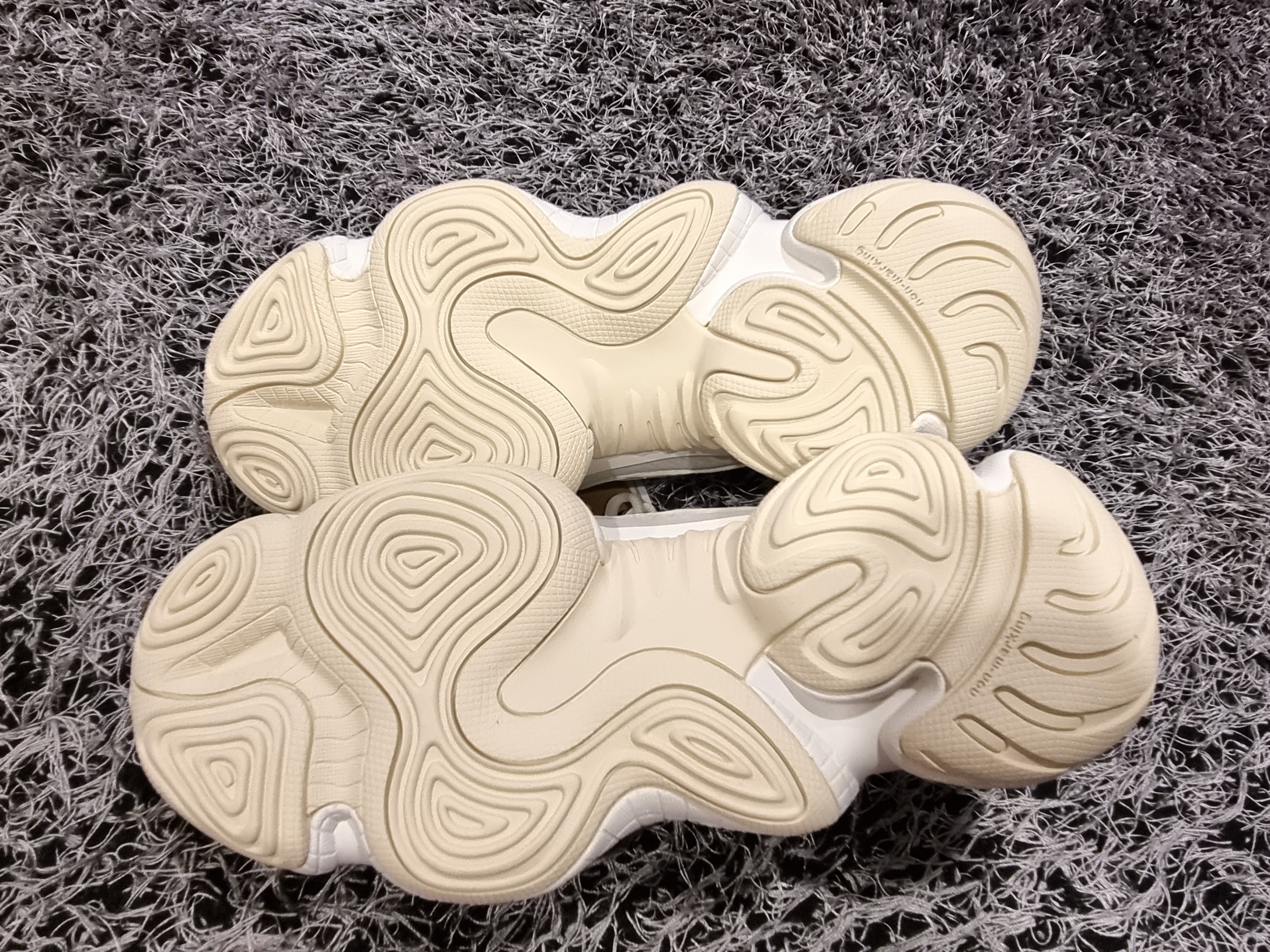 Adidas Yeezy 500 Bone White 착용 스타일 - 5