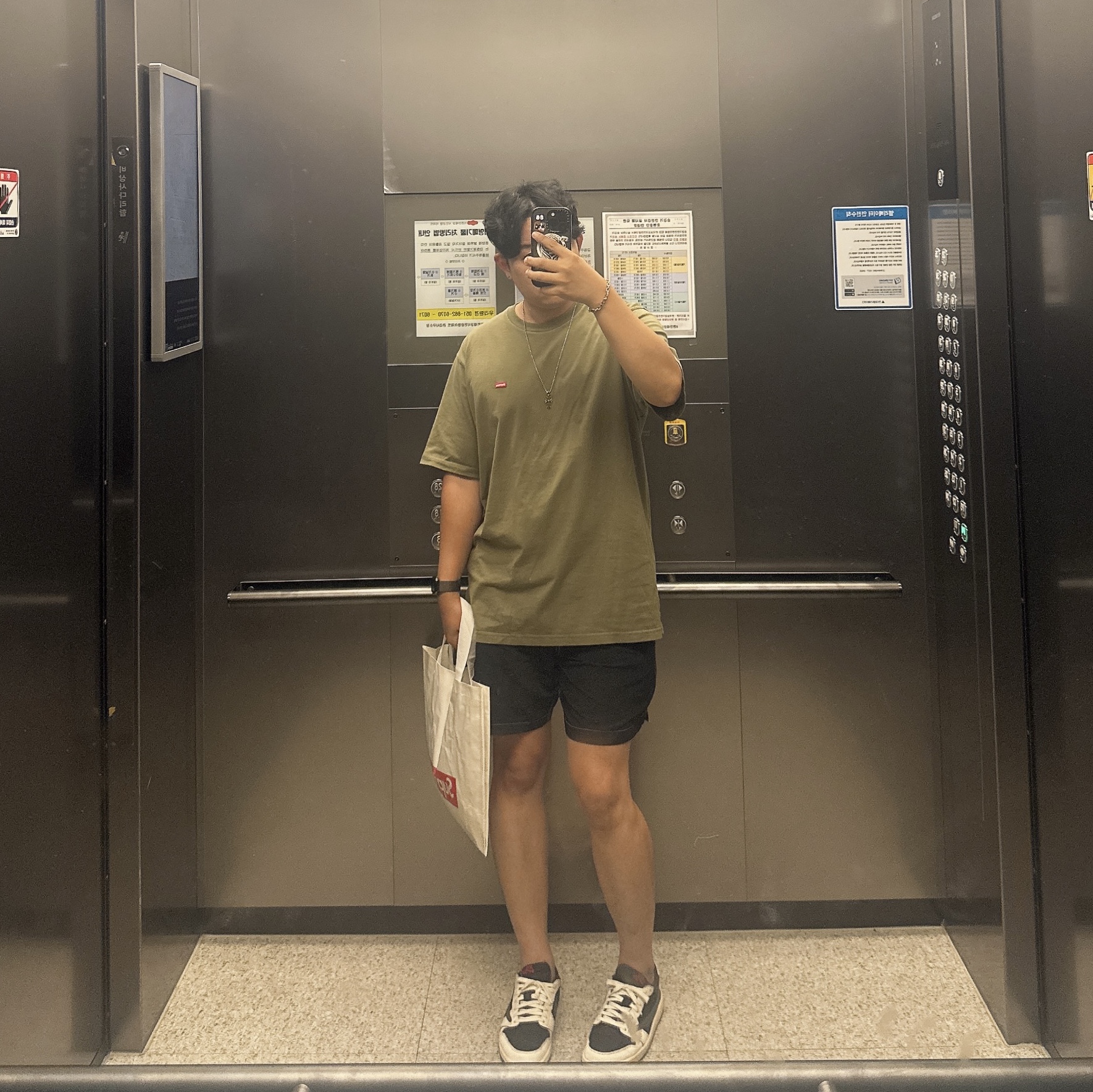 Supreme Small Box T-Shirt Dusty Olive - 24SS, (W) Jordan 1 x Travis Scott Retro Low OG SP Medium Olive 착용 스타일
