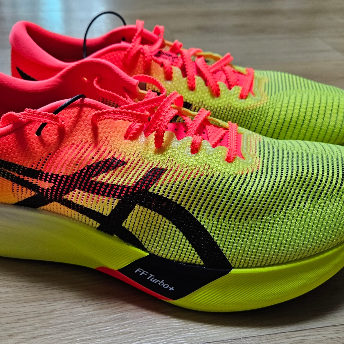 Asics Metaspeed Edge Paris Safety Yellow Black 착용 스타일