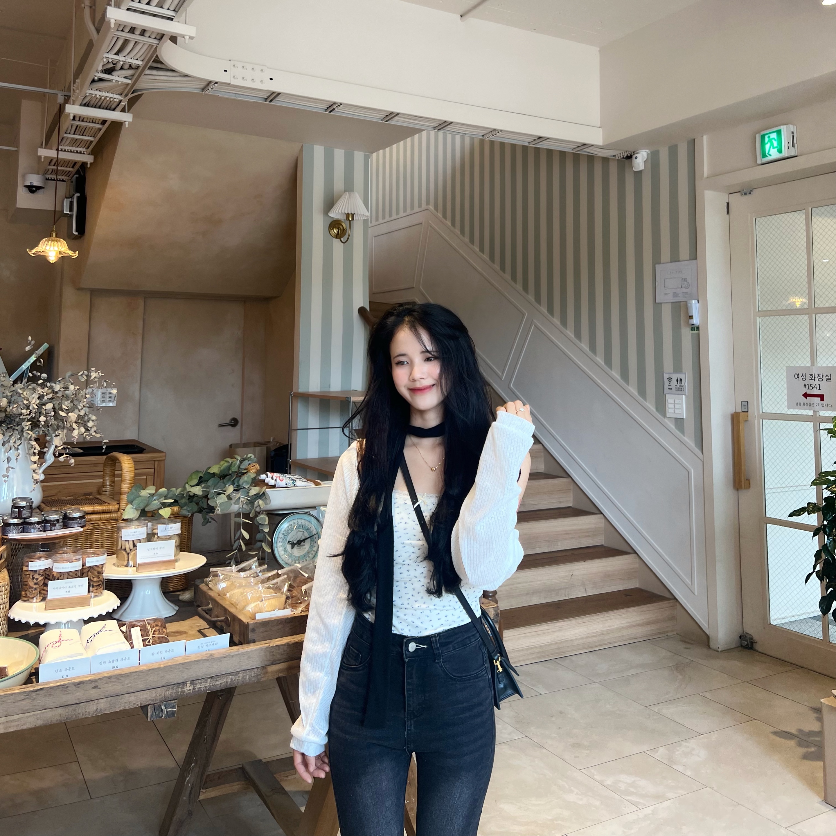 Jacquemus Le Chiquito Signature Leather Mini Handbag Black, Onitsuka Tiger Mexico 66 Silver Off White 착용 스타일 - 1