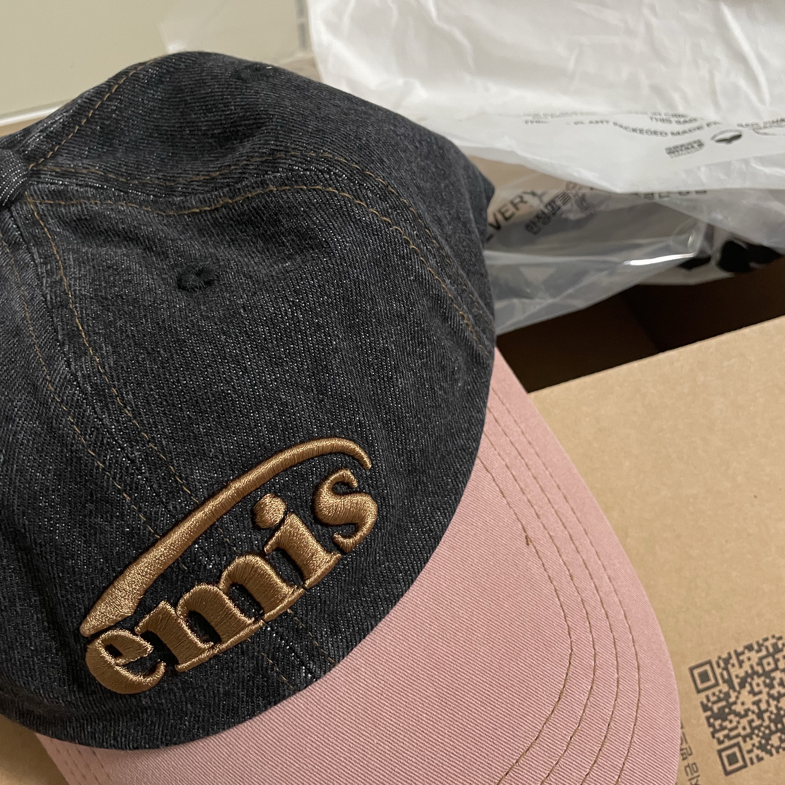 Emis Washed Denim Ball Cap Gray Pink 착용 스타일