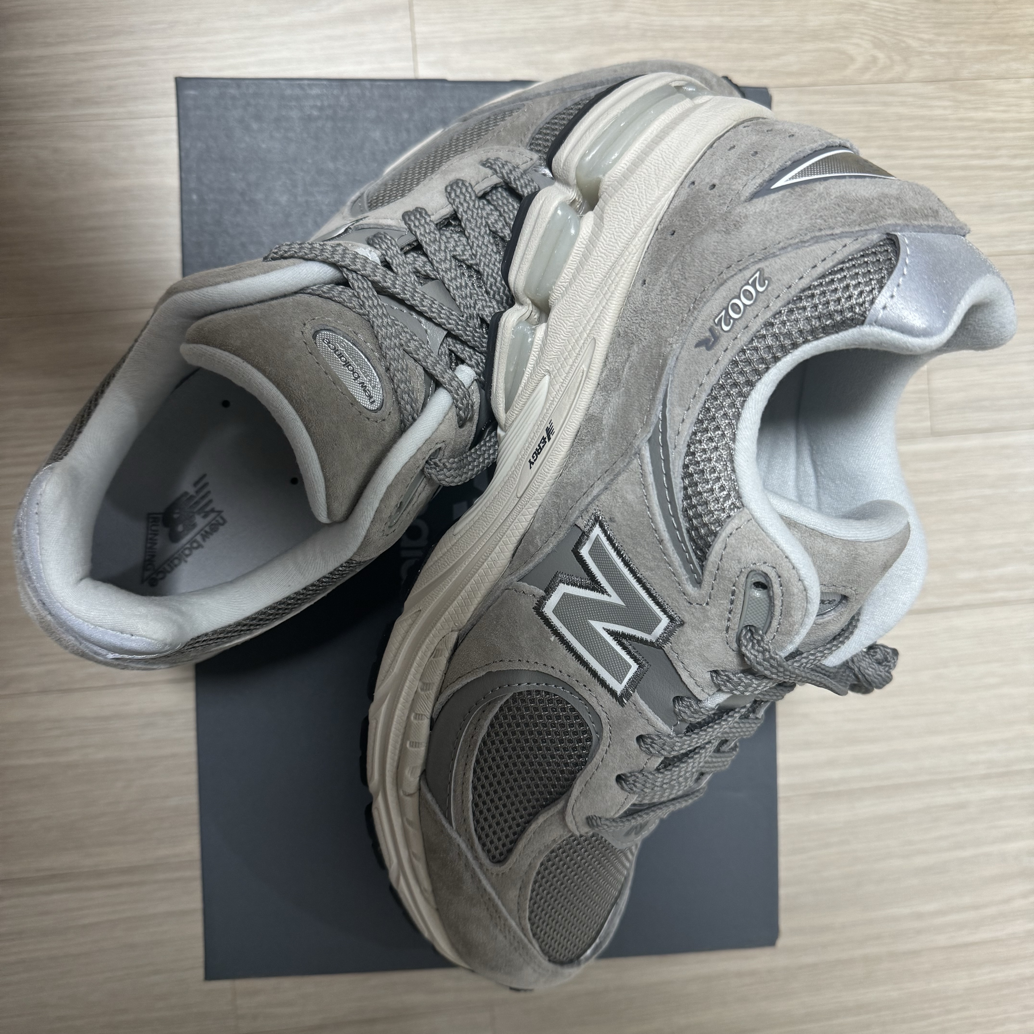 New Balance 2002R Grey 착용 스타일