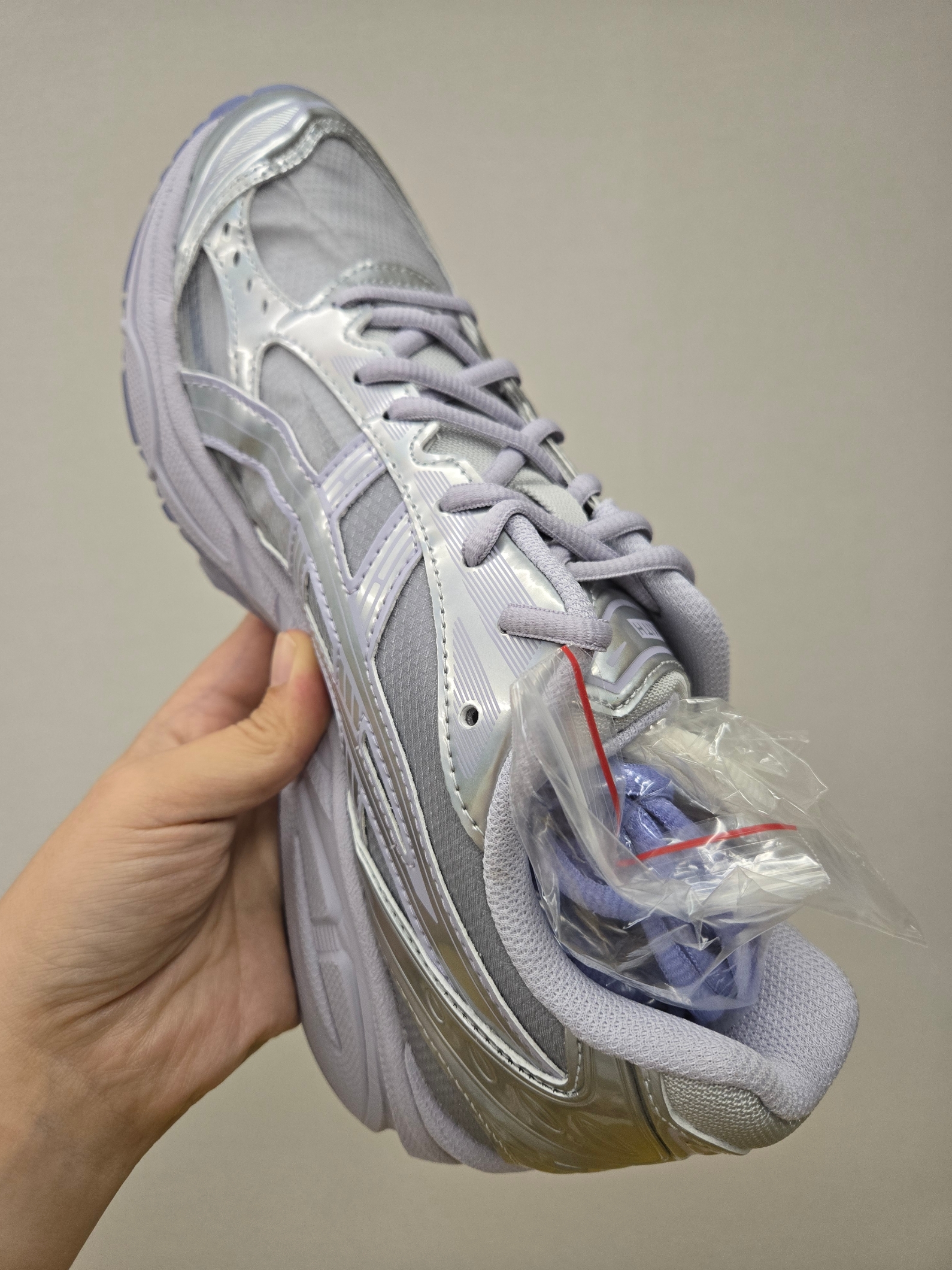 Asics x Kith x Marvel Gel-Kayano 14 Silver Surfer 착용 스타일 - 2