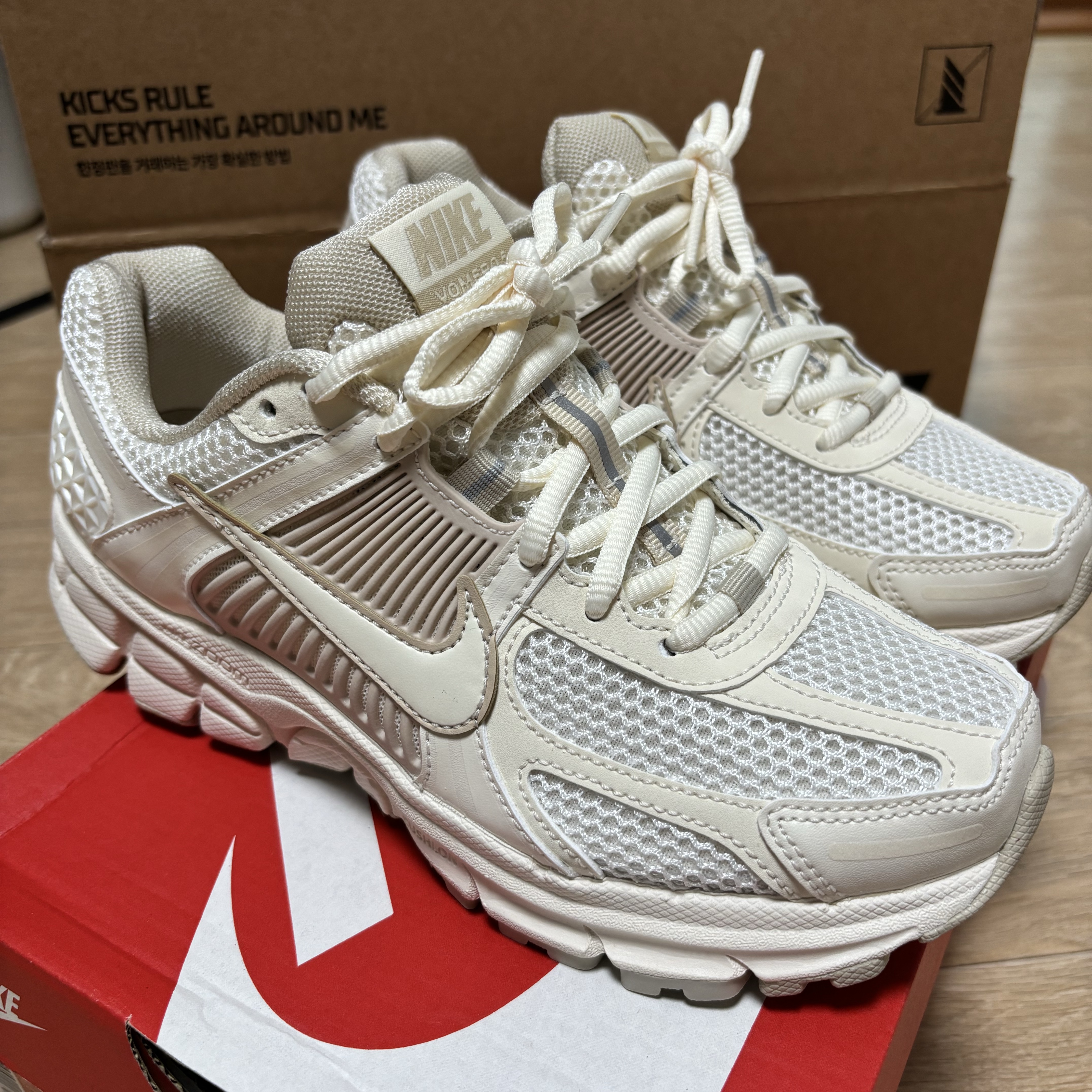 (W) Nike Zoom Vomero 5 Pale Ivory Sanddrift 착용 스타일