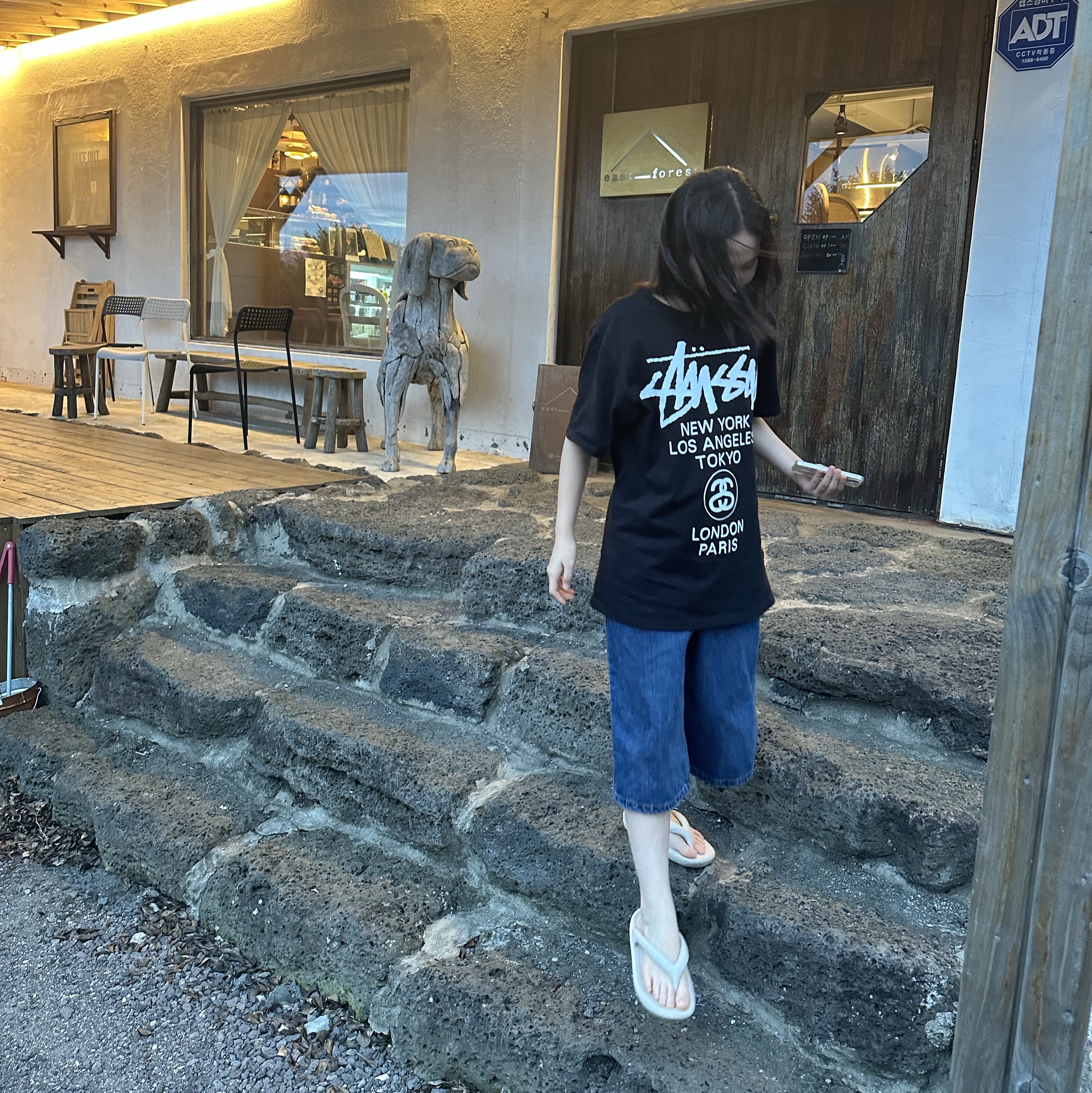 Stussy World Tour T-Shirt Black 2023 착용 스타일