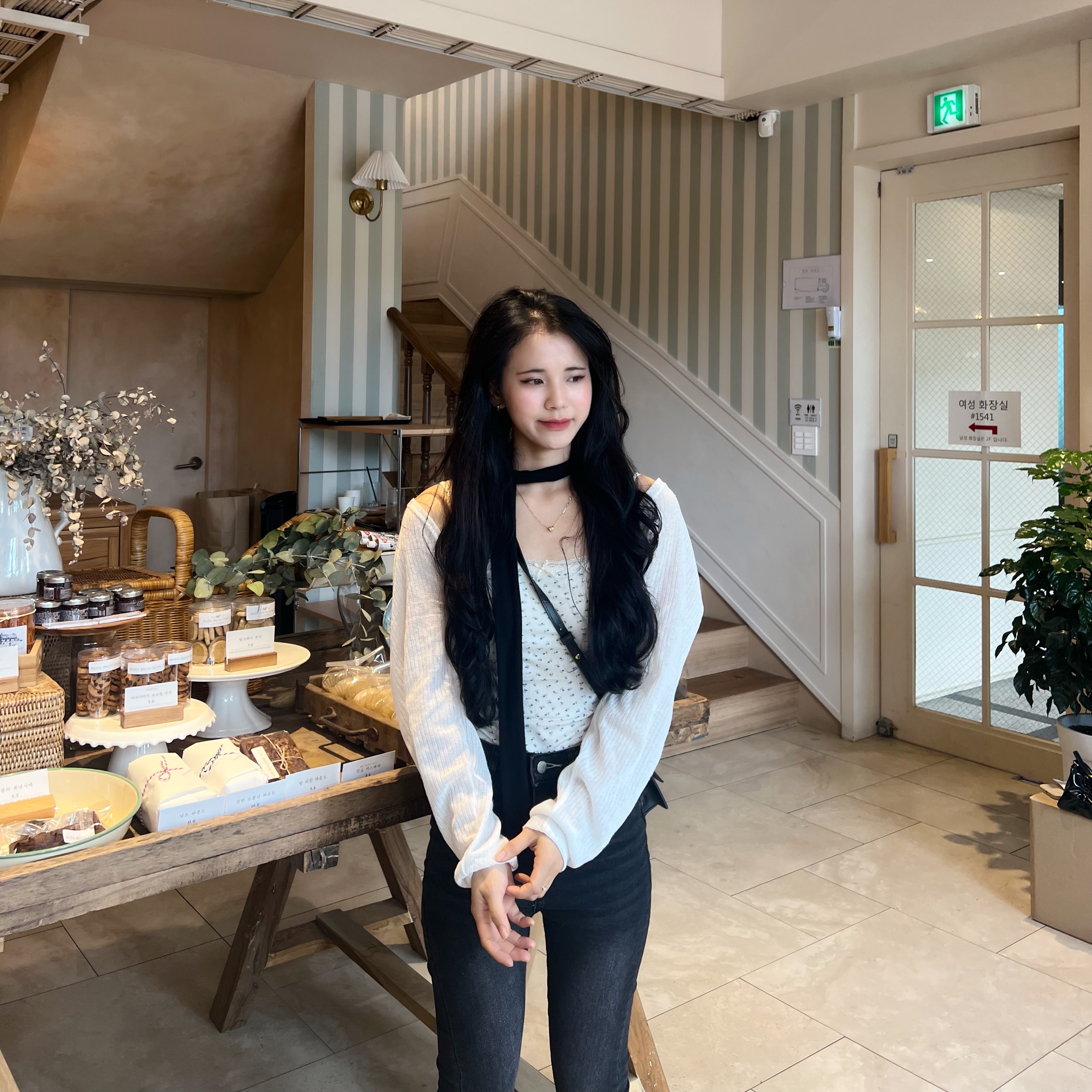 Jacquemus Le Chiquito Signature Leather Mini Handbag Black, Onitsuka Tiger Mexico 66 Silver Off White 착용 스타일 - 4