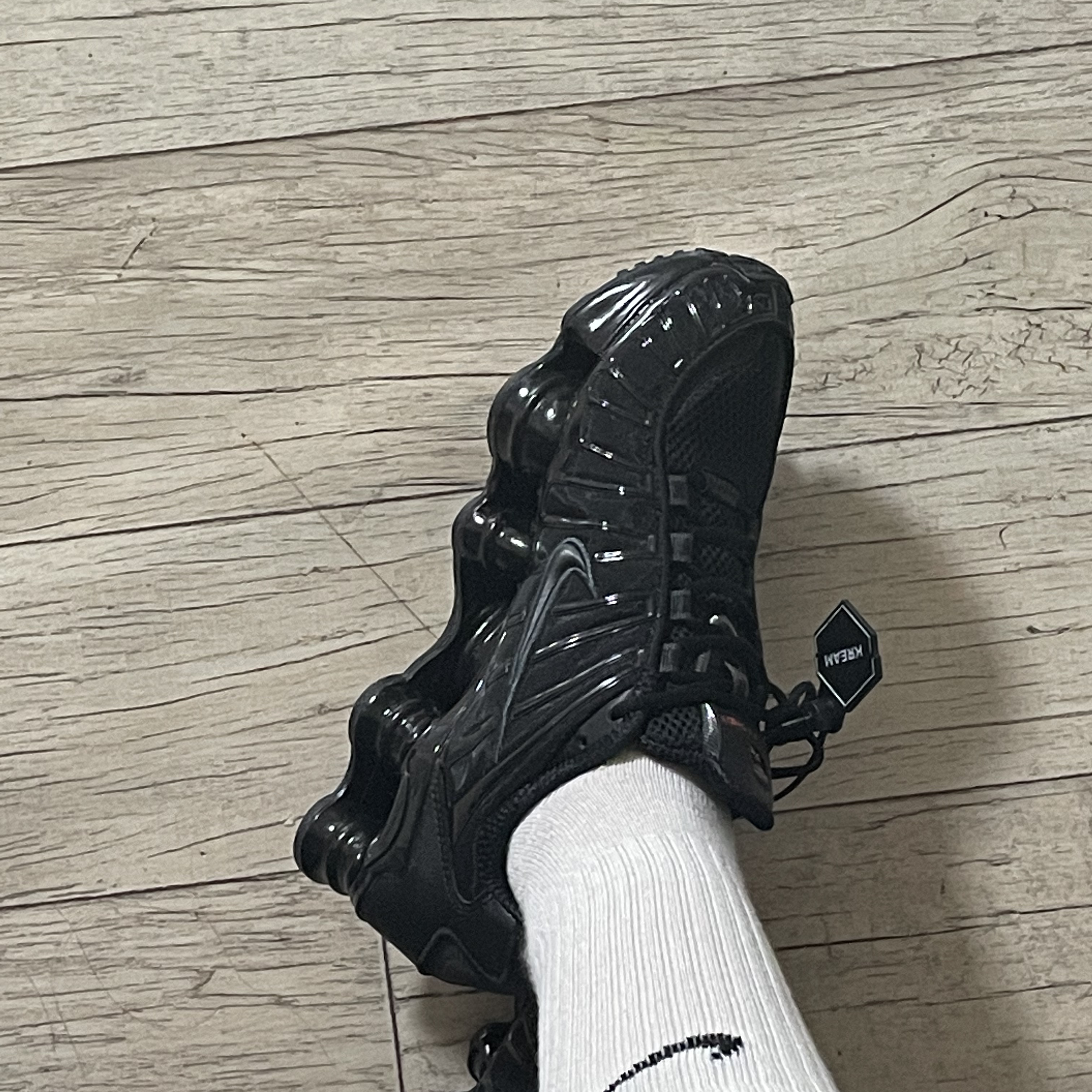 (W) Nike Shox TL Black and Max Orange 착용 스타일 - 2