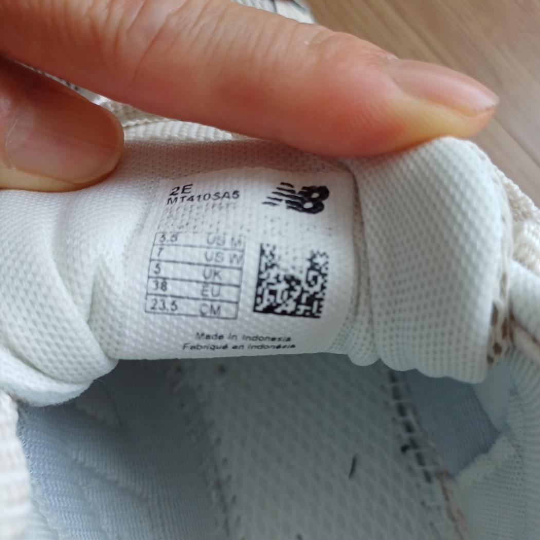 New Balance 410v5 Trail Beige - 2E Wide 착용 스타일 - 1