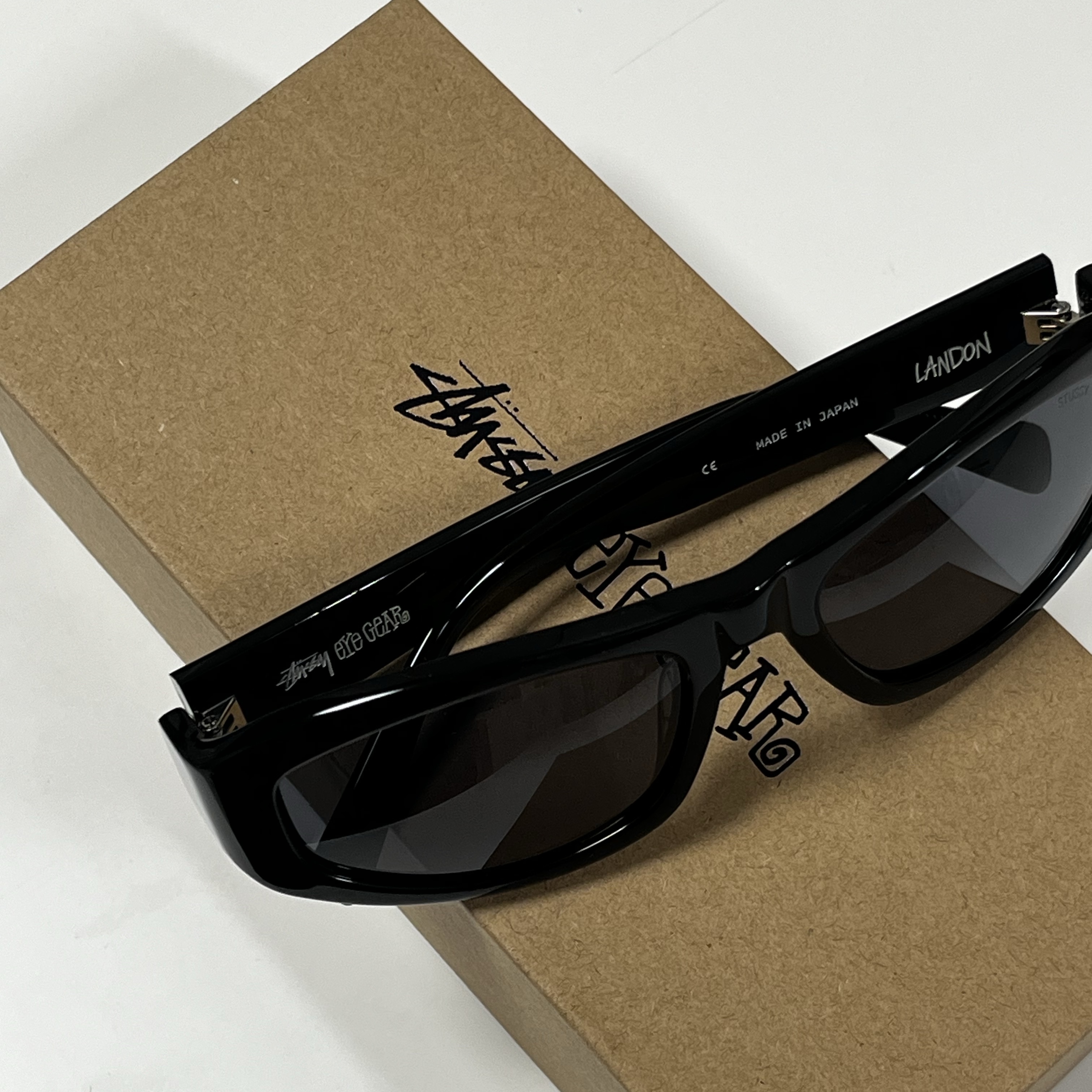 Stussy Landon Sunglasses Black Black Lens 착용 스타일 - 1