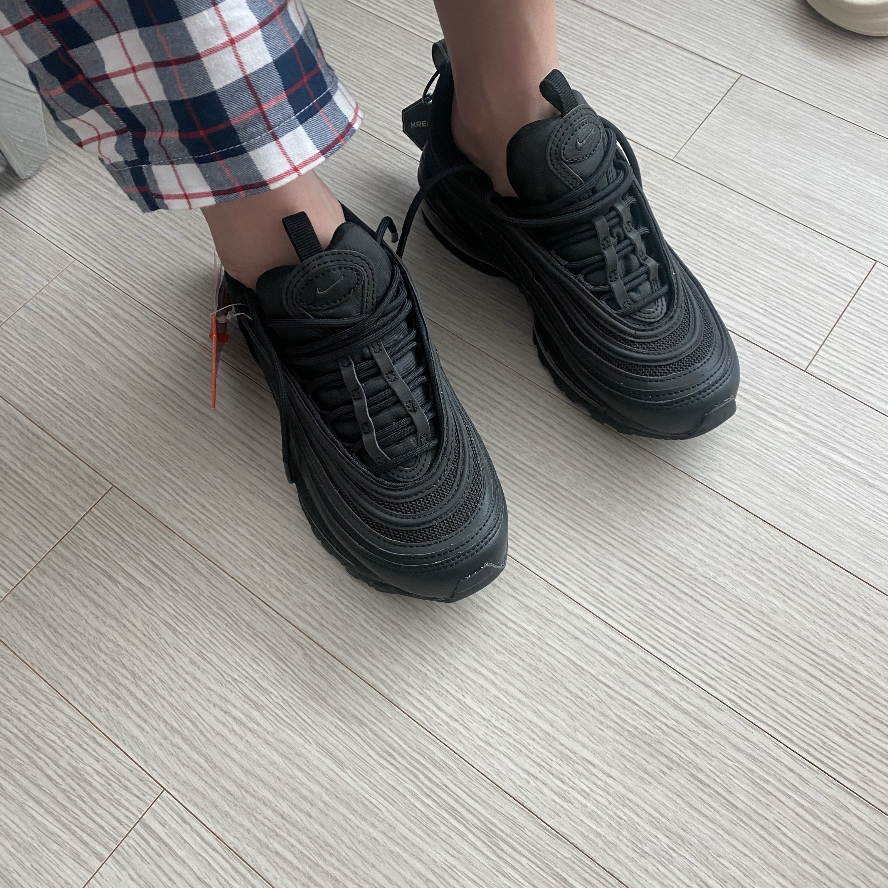 (W) Nike Air Max 97 Next Nature Black 착용 스타일 - 1