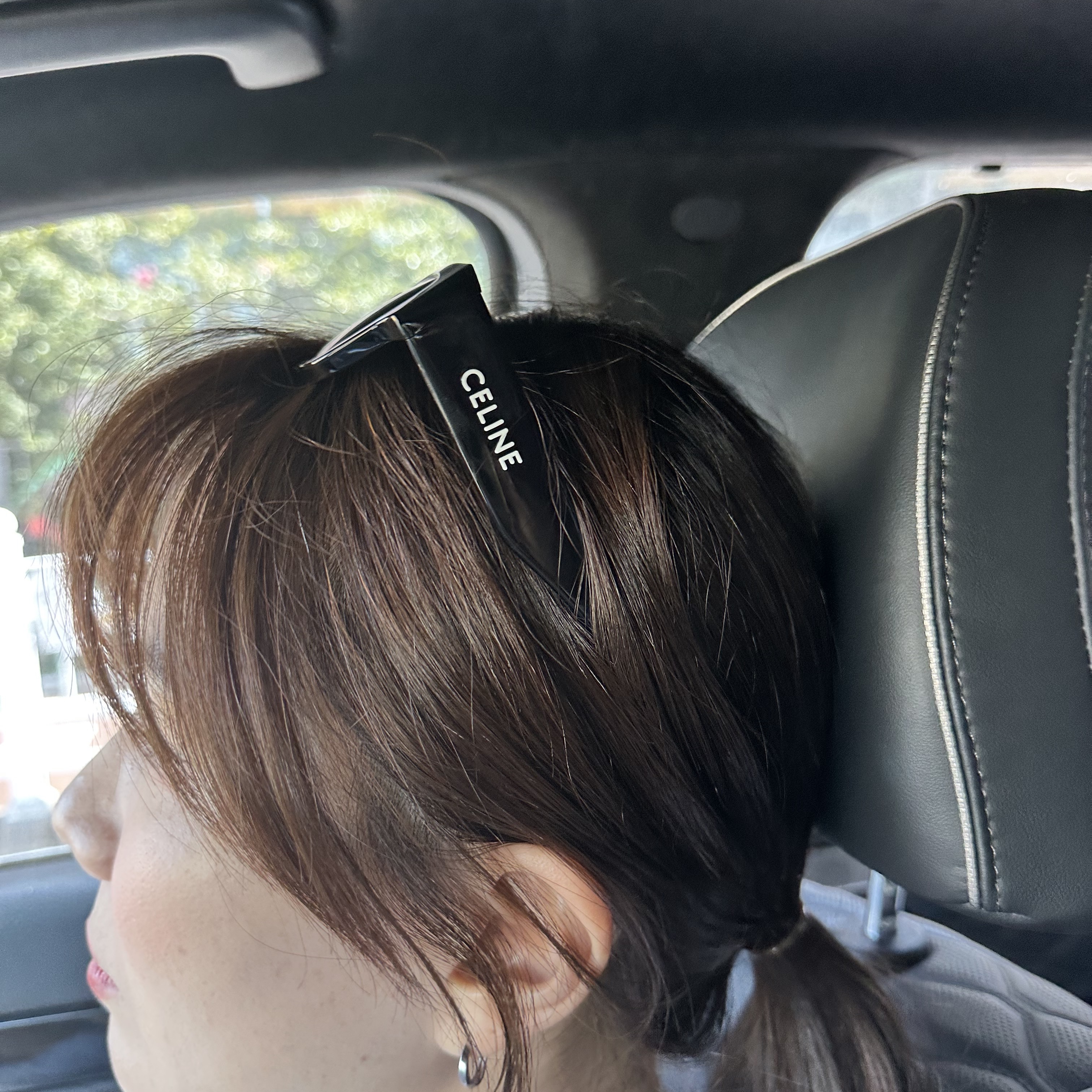 (W) Celine Monochroms 01 Sunglasses in Acetate Black 착용 스타일