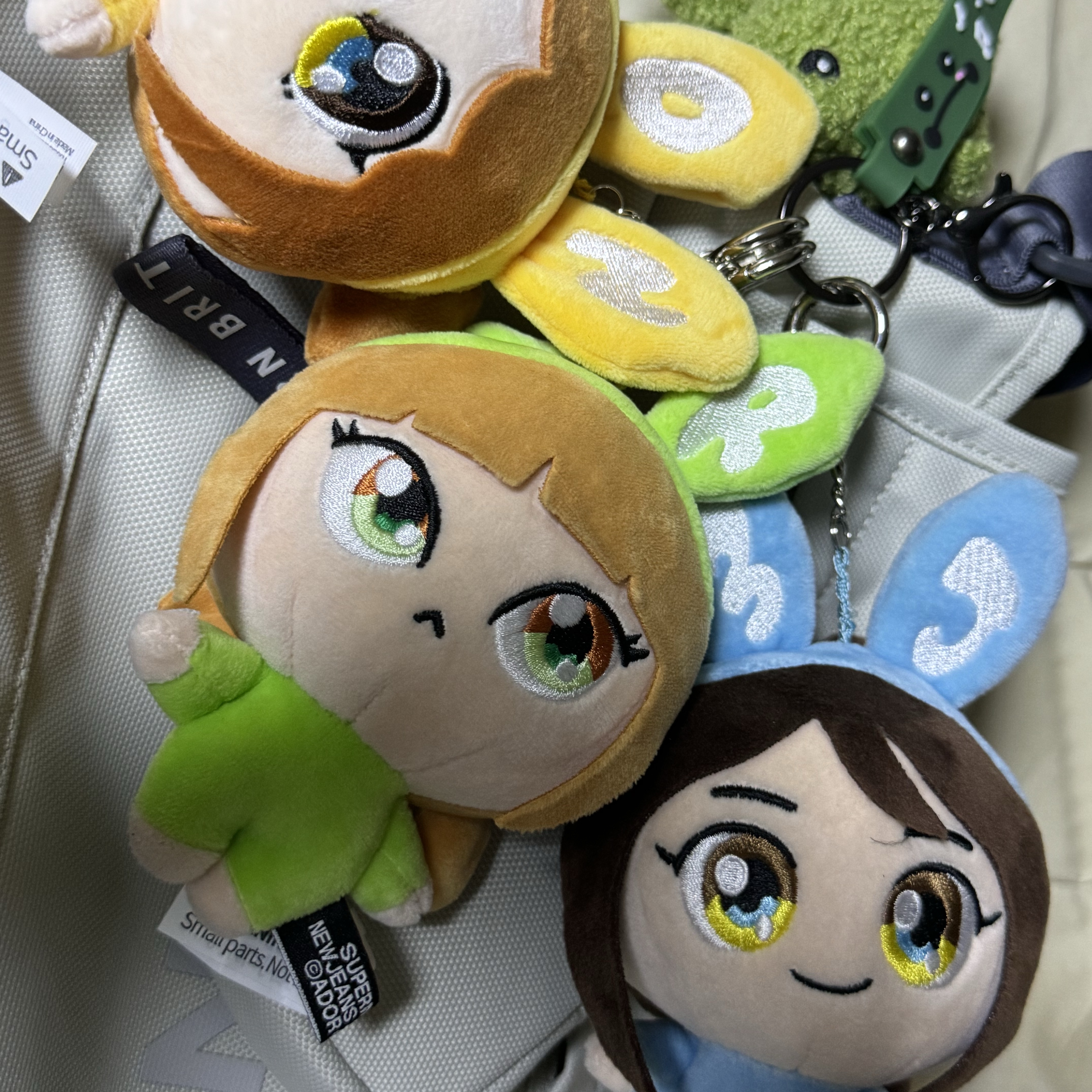 NewJeans x Murakami Plush Keyring Danielle, NewJeans x Murakami Plush Keyring Haerin 착용 스타일