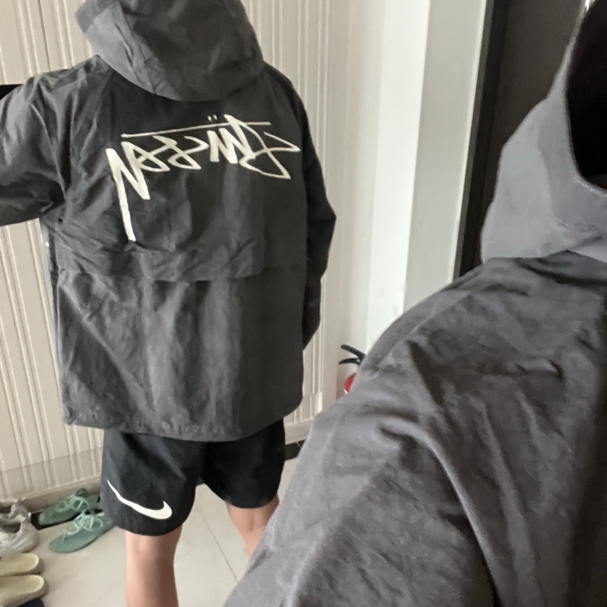Stussy Wave Dye Beach Shell Jacket Black 착용 스타일 - 1